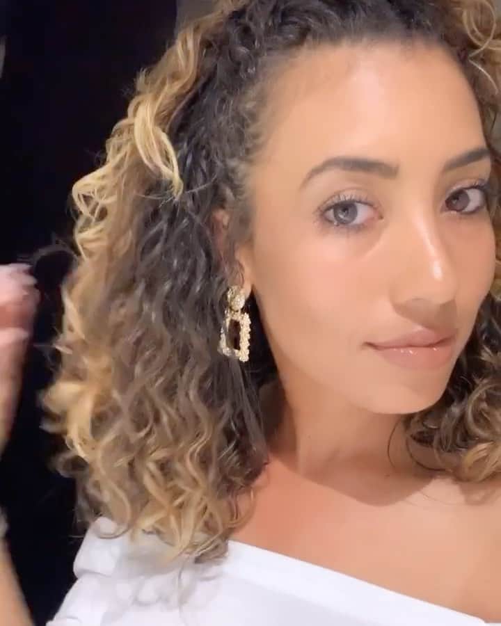 のインスタグラム：「My curls and I have been through quite the journey.  Still a work in progress, but tonight they did well 🤗」