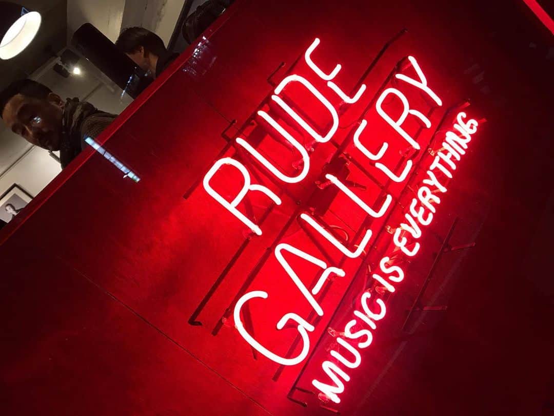 Ju-kenのインスタグラム：「㊗️Rude Gallery㊗️ 仲良くさせてもらってる先輩ベーシスト　@tokieofficial1 と🎸🎸 #rudegallery #tokie #anniversary」