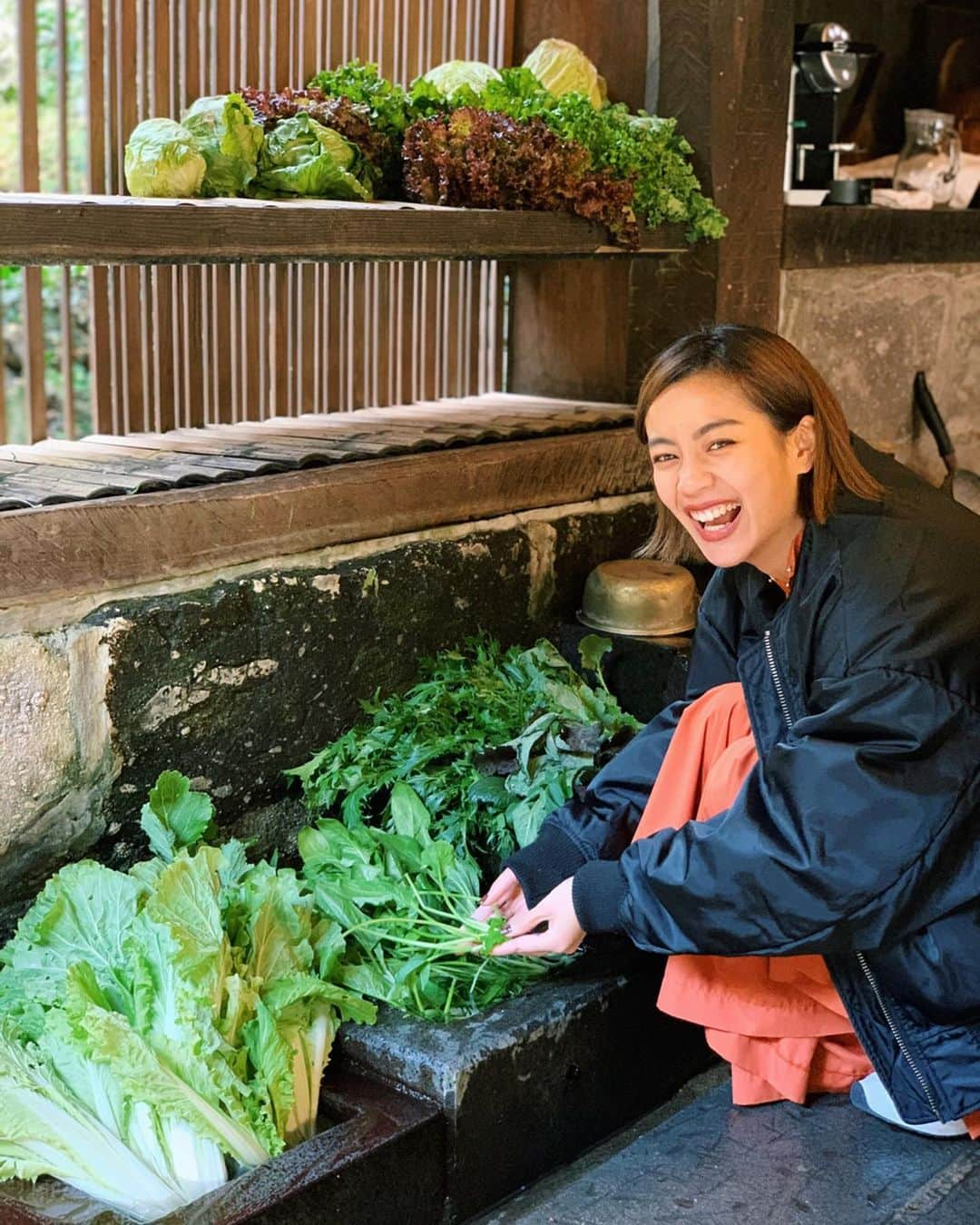 平アスカさんのインスタグラム写真 - (平アスカInstagram)「【自給自足・地産地消・無農薬の食事】 だいすきな鹿児島へ。 ルレ・エ・シャトーにも加盟されている"忘れの里　雅叙園"でのランチは雅叙園直営の養鶏場で走り回った地鶏と、自家菜園で採れたばかりの新鮮な野菜を使った親子丼定食を頂きました。🙏🏾✨ 館内で走り回るこの立派なニワトリ夫婦がとっても可愛いの☺️🐓 お野菜も霧島の綺麗な水と無農薬で育ち、みずみずしくお野菜本来の旨味を感じられて本当に美味しい。 見た目は普通の親子丼にみえてそれに使われる食材ひとつひとつにこだわりがあり、食材の良さを最大限に引き出したごはんはなにか懐かしさを感じるの。 決しておしゃれではないけど、自然で育った特別なものを頂いているという気持ちにさせてくれます。 郷土の風景・生活文化の継承を大事にしているこの雅叙園がだいすき。 便利で簡単な食の在り方もあるけど自分の身体をいたわり、地域、故郷、季節を感じられる食は心もまちも豊かにできる素晴らしいことだと思います☺️ こういった"食の選択"も健康的な生活を送るうえでは大切なことですね🥰 雅叙園はここには書ききれない良さがありすぎる、、😭 鹿児島やっぱり最高だな✨✨自然の恵みをありがとうございます。🌏🙏🏾💐 #healthy #自給自足 #地産地消 #鹿児島　#霧島　#忘れの里雅叙園　#健康　#無農薬　#kagoshima #ルレエシャトー  #relaischateaux」2月11日 20時35分 - asucataira