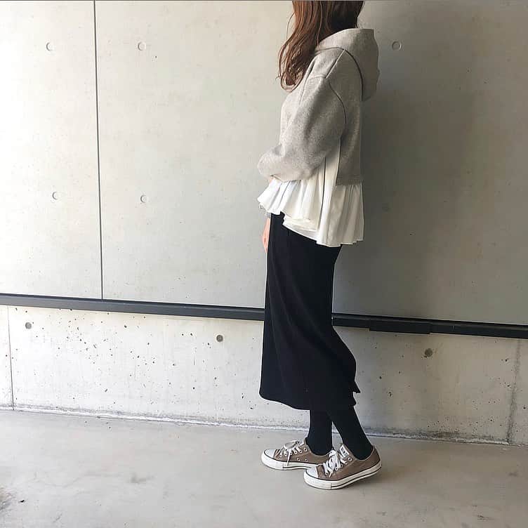 _rei_rei_27さんのインスタグラム写真 - (_rei_rei_27Instagram)「どの角度から見ても可愛い @sono_official ﻿の#スウェット ♡♡﻿ ﻿ #タイトスカート と合わせてみたけどデニムやスキニーとも間違いなく合うし、カジュアルにもキレイめにもいけるスウェットだよ𓂃⁎﻿ ﻿ @spendard.com2014  ______________________________________________________  #コーデ#ママコーデ#ママファッション#カジュアル#シンプル#着回しコーデ #ponte_fashion  #コンバース#converse#Locari#r_fashion #ロカリ#mamagirl #プチプラ#トレンド#ソーノ」2月11日 20時36分 - chouchou_rei_rei