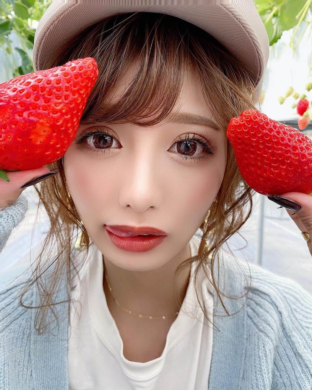 伊藤実祐さんのインスタグラム写真 - (伊藤実祐Instagram)「. . 毎年恒例の🍓狩り。❤︎ . 例年より今年は少し早めに狩ってきた☺️🧺 . . 小ぶりの🍙サイズぐらいの甘々いちご♥️ 時間制限1時間やったけど、摘む位置も高いし、 ビニールハウスの中の床もめちゃくちゃ綺麗で、 大大大満足 〜 ( •́ .̫ •̀ ) 👐🏻🌈💓☀️☁️🌱 . . ▶︎ ベリーズガーデン 〒 475-0972  半田市北滑草町153 ☎︎ 0569-47-8015 . . #いちご狩り #いちご #苺 #苺狩り #イチゴ狩り #いちごスイーツ #いちご狩りコーデ #デートコーデ #春コーデ #春服 #春の遠足 #アイメイク #カラコン #マツエク #Nexter #ネクスター  #Nextercreatist #TOKYOcreatist #伊藤実祐 #いとうみゆ #みゆちゃい . . パラサイト見てきた🙋🏻‍♂️🎬 全てが盛り沢山すぎる内容だった🙊ww . .」2月11日 20時37分 - miyu.61