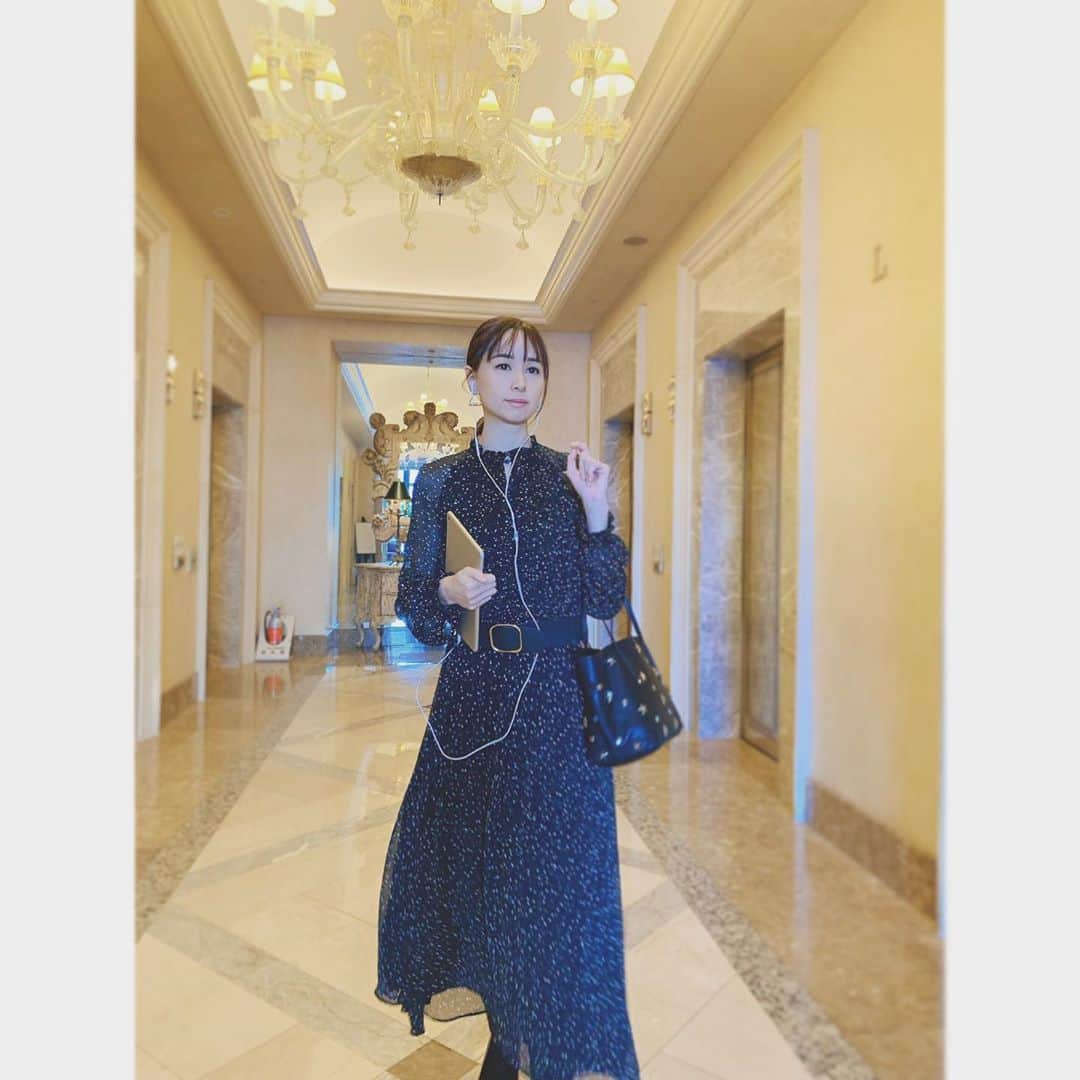 乙黒えりのインスタグラム：「みなとみらいパシフィコ横浜でTBSラジオエキスポのイベントだったので横浜ランドマークへ 。 快晴で眺めが良くて気持ち良かった〜☀️スカイツリーまで見えたよ！ 贅沢な時間を過ごせて感謝です。 でも帰ってきた瞬間洗濯物もどっさり、ゼーゼー言いながらすごいスピードで自転車で食材の買い出しに行き急いで夕飯準備。部屋の片付けも明日の朝食準備もあるけど。 昨日休んだお陰でいつもより体が軽いです。 休みがあるから頑張れる！ #育児と家事に休み無し  #子供たちの笑顔が嬉しい #横浜に住んでた時代が懐かしい〜 #横浜ラブ」