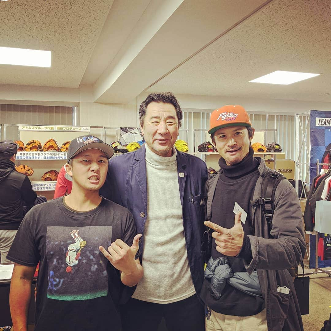 山下晃和さんのインスタグラム写真 - (山下晃和Instagram)「【BASEBALL】少し前になりますが、tamaniwa会（野球が好きなファッション業界の秘密の集まり）で出会ったアトムズの池永さんからのお誘いで アトムズの展示会に行ってきました。  たまたま東京時代のファイターズのNEWERAキャップを被っていったら、元プロ野球選手の中島輝士さんがいらっしゃったというミラクル。 僕は運だけは人の3倍くらい良くて。  思わず「一緒に写真を撮っていただいても良いですか？」と声が出ました。  中島さんもグラブのブランドを立ち上げたとのことです  アトムズのこの内野手用グラブのカラーリングがメジャーぽくて、めちゃくちゃ良い！ ここ数年、内野はあまりやらないけど、買いたいなぁ〜  #アトムズ #中島輝士 さん #野球 #グラブ #baseball #newerajapan #ファイターズ #日本ハムファイターズ #北海道日本ハムファイターズ #tamaniwa #tamaniwaebisu #fighters  #日本ハム　 #日ハム  #東京時代  #NEWERA  #ニューエラ  #東京ドーム  #ハム吉  #ハムホー」2月11日 20時49分 - travel_akikazoo