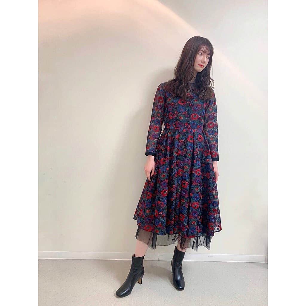 日下部美愛のインスタグラム：「キスマイブサイクの収録の衣装🖤 . ワンピース #adelly 靴 #atelierbrugge ピアス #mimi33 リング#starjewelrygirl . めちゃくちゃ可愛い…どタイプな衣装でした！ ‪フジテレビ 2月13日(木) 24:25～24:55‬ ‪「キスマイ超BUSAIKU！？」‬‪見てねえ . . #キスマイブサイク #photo #japan #model #me #fashion #ootd #makeup #followme #instagood #camera」