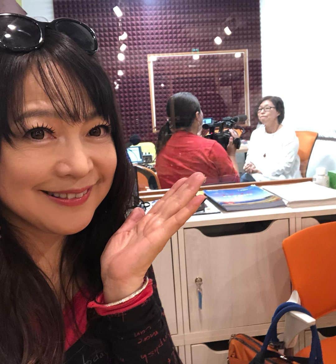 原めぐみさんのインスタグラム写真 - (原めぐみInstagram)「（原めぐみオフィシャル）7picks photos コマラジ【犬へのラブレター】85.7MHz シュガーのクミちゃんの番組にゲスト出演してきました🎶　O.Aは3/1(日)、3/8(日) 19:30〜20:00 2週に渡って登場します❣️ 丁度、キャンディやチャッピーの話が出来、シニア犬との過ごし方を中井トレーナーさんに詳しく教えて頂きました。愛犬家必聴の番組です！！　聞き方PC:サイマルラジオ/スマホ:リスラジにアクセスしてコマラジへ❣️ https://ameblo.jp/meguming5/entry-12573761242.html  #原めぐみ ﻿ #横浜市立寺尾中学校 ﻿ #クミ ﻿ #長沢久美子 ﻿ #シュガー ﻿ #同級生  #馬場小学校  #馬場小  #ウエディングベル ﻿ #80年代アイドル ﻿ #同窓生 ﻿ #元アイドル﻿ #jpop ﻿ #歌番組 ﻿ #singer ﻿﻿﻿﻿﻿ #japanesesinger ﻿﻿﻿﻿ #japaneseactor﻿﻿﻿ #megumihara﻿﻿﻿﻿ #インフルエンサー ﻿﻿﻿﻿ #インスタ映え ﻿﻿﻿﻿ #インスタグラマー ﻿﻿﻿﻿ #いいねありがとう ﻿﻿﻿﻿ #フォロー ﻿﻿﻿﻿ @meguming.h」2月11日 20時57分 - meguming.h