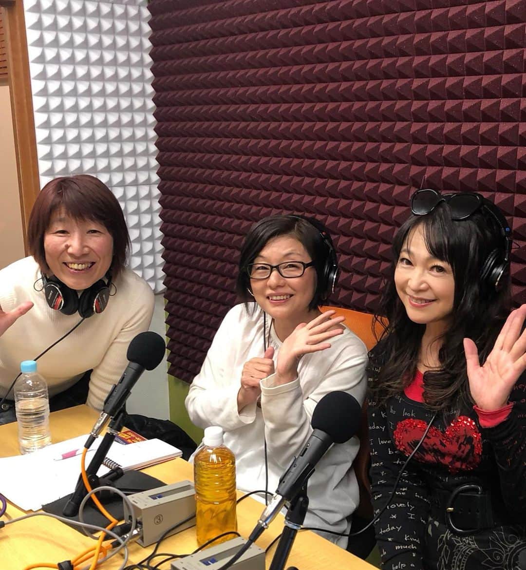 原めぐみさんのインスタグラム写真 - (原めぐみInstagram)「（原めぐみオフィシャル）7picks photos コマラジ【犬へのラブレター】85.7MHz シュガーのクミちゃんの番組にゲスト出演してきました🎶　O.Aは3/1(日)、3/8(日) 19:30〜20:00 2週に渡って登場します❣️ 丁度、キャンディやチャッピーの話が出来、シニア犬との過ごし方を中井トレーナーさんに詳しく教えて頂きました。愛犬家必聴の番組です！！　聞き方PC:サイマルラジオ/スマホ:リスラジにアクセスしてコマラジへ❣️ https://ameblo.jp/meguming5/entry-12573761242.html  #原めぐみ ﻿ #横浜市立寺尾中学校 ﻿ #クミ ﻿ #長沢久美子 ﻿ #シュガー ﻿ #同級生  #馬場小学校  #馬場小  #ウエディングベル ﻿ #80年代アイドル ﻿ #同窓生 ﻿ #元アイドル﻿ #jpop ﻿ #歌番組 ﻿ #singer ﻿﻿﻿﻿﻿ #japanesesinger ﻿﻿﻿﻿ #japaneseactor﻿﻿﻿ #megumihara﻿﻿﻿﻿ #インフルエンサー ﻿﻿﻿﻿ #インスタ映え ﻿﻿﻿﻿ #インスタグラマー ﻿﻿﻿﻿ #いいねありがとう ﻿﻿﻿﻿ #フォロー ﻿﻿﻿﻿ @meguming.h」2月11日 20時57分 - meguming.h