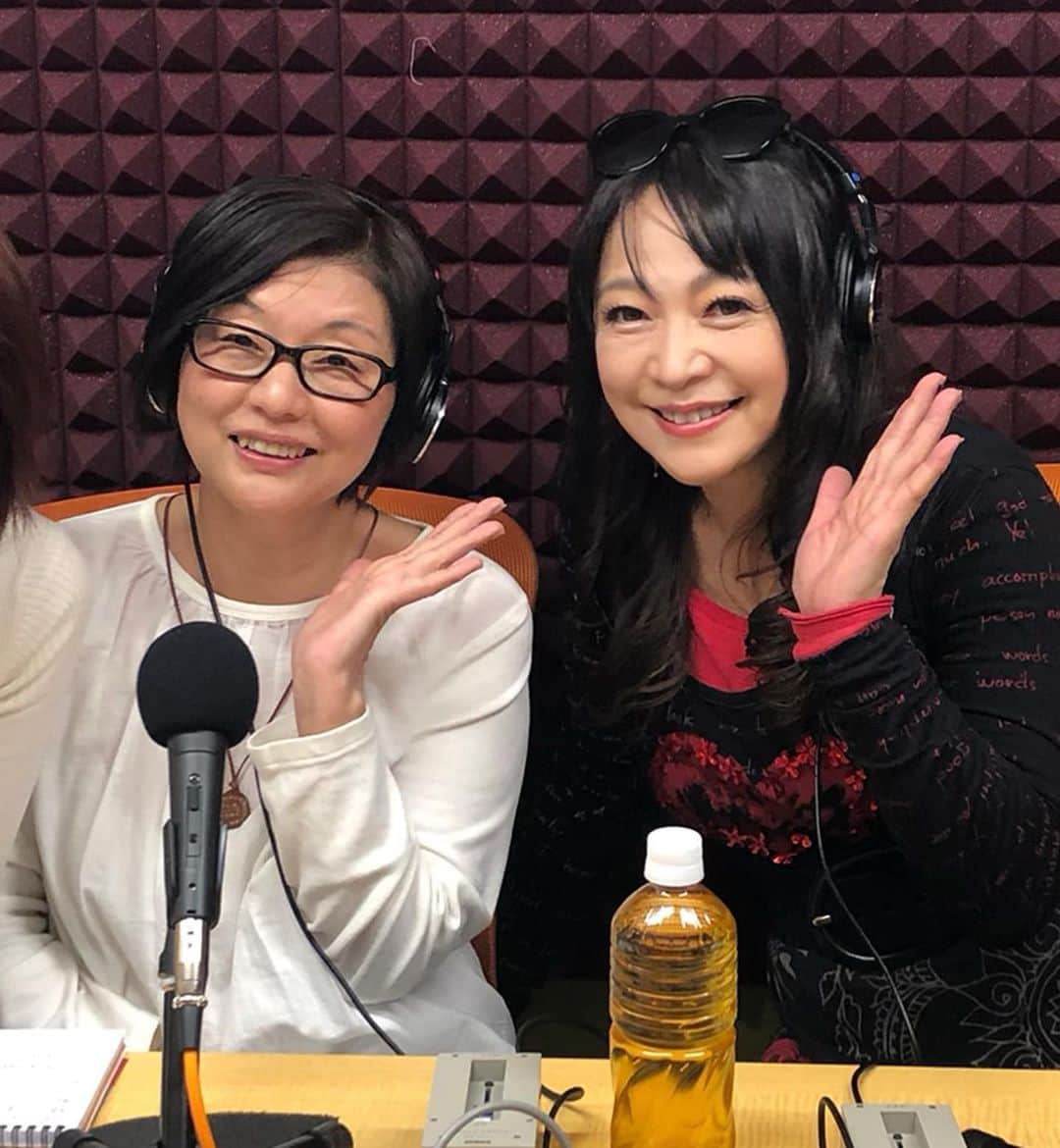 原めぐみさんのインスタグラム写真 - (原めぐみInstagram)「（原めぐみオフィシャル）7picks photos コマラジ【犬へのラブレター】85.7MHz シュガーのクミちゃんの番組にゲスト出演してきました🎶　O.Aは3/1(日)、3/8(日) 19:30〜20:00 2週に渡って登場します❣️ 丁度、キャンディやチャッピーの話が出来、シニア犬との過ごし方を中井トレーナーさんに詳しく教えて頂きました。愛犬家必聴の番組です！！　聞き方PC:サイマルラジオ/スマホ:リスラジにアクセスしてコマラジへ❣️ https://ameblo.jp/meguming5/entry-12573761242.html  #原めぐみ ﻿ #横浜市立寺尾中学校 ﻿ #クミ ﻿ #長沢久美子 ﻿ #シュガー ﻿ #同級生  #馬場小学校  #馬場小  #ウエディングベル ﻿ #80年代アイドル ﻿ #同窓生 ﻿ #元アイドル﻿ #jpop ﻿ #歌番組 ﻿ #singer ﻿﻿﻿﻿﻿ #japanesesinger ﻿﻿﻿﻿ #japaneseactor﻿﻿﻿ #megumihara﻿﻿﻿﻿ #インフルエンサー ﻿﻿﻿﻿ #インスタ映え ﻿﻿﻿﻿ #インスタグラマー ﻿﻿﻿﻿ #いいねありがとう ﻿﻿﻿﻿ #フォロー ﻿﻿﻿﻿ @meguming.h」2月11日 20時57分 - meguming.h
