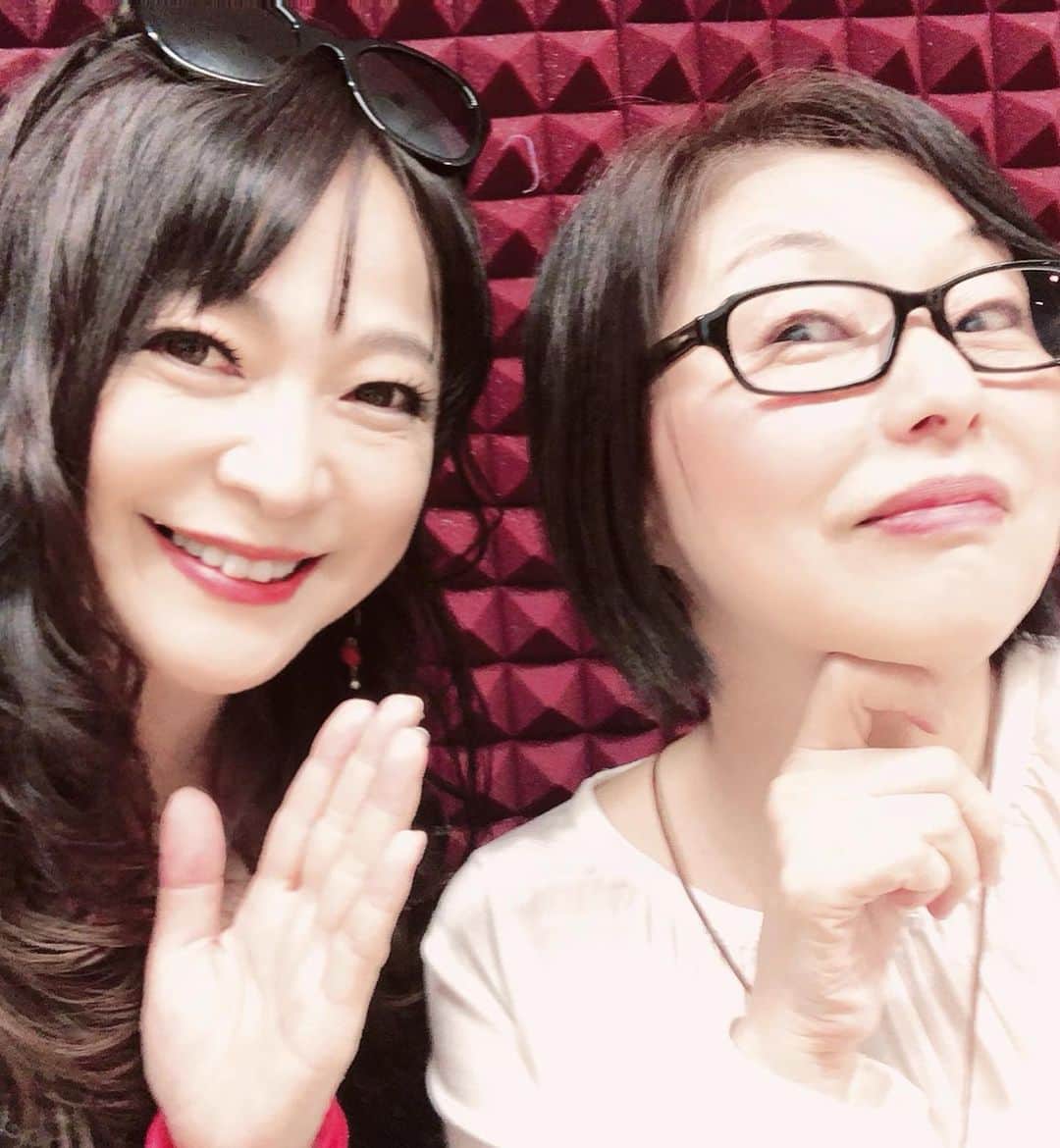 原めぐみさんのインスタグラム写真 - (原めぐみInstagram)「（原めぐみオフィシャル）7picks photos コマラジ【犬へのラブレター】85.7MHz シュガーのクミちゃんの番組にゲスト出演してきました🎶　O.Aは3/1(日)、3/8(日) 19:30〜20:00 2週に渡って登場します❣️ 丁度、キャンディやチャッピーの話が出来、シニア犬との過ごし方を中井トレーナーさんに詳しく教えて頂きました。愛犬家必聴の番組です！！　聞き方PC:サイマルラジオ/スマホ:リスラジにアクセスしてコマラジへ❣️ https://ameblo.jp/meguming5/entry-12573761242.html  #原めぐみ ﻿ #横浜市立寺尾中学校 ﻿ #クミ ﻿ #長沢久美子 ﻿ #シュガー ﻿ #同級生  #馬場小学校  #馬場小  #ウエディングベル ﻿ #80年代アイドル ﻿ #同窓生 ﻿ #元アイドル﻿ #jpop ﻿ #歌番組 ﻿ #singer ﻿﻿﻿﻿﻿ #japanesesinger ﻿﻿﻿﻿ #japaneseactor﻿﻿﻿ #megumihara﻿﻿﻿﻿ #インフルエンサー ﻿﻿﻿﻿ #インスタ映え ﻿﻿﻿﻿ #インスタグラマー ﻿﻿﻿﻿ #いいねありがとう ﻿﻿﻿﻿ #フォロー ﻿﻿﻿﻿ @meguming.h」2月11日 20時57分 - meguming.h