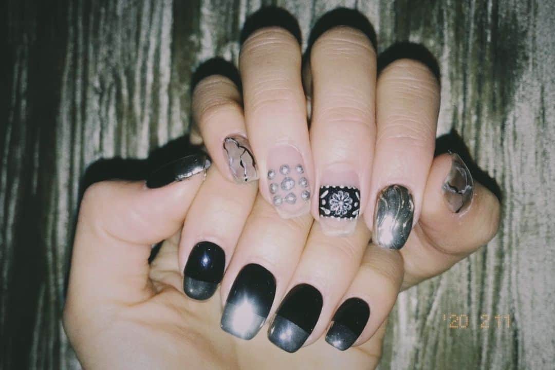 honoka のインスタグラム：「New Nail💅💕 はじめて左右で違うデザインした👼🏽」