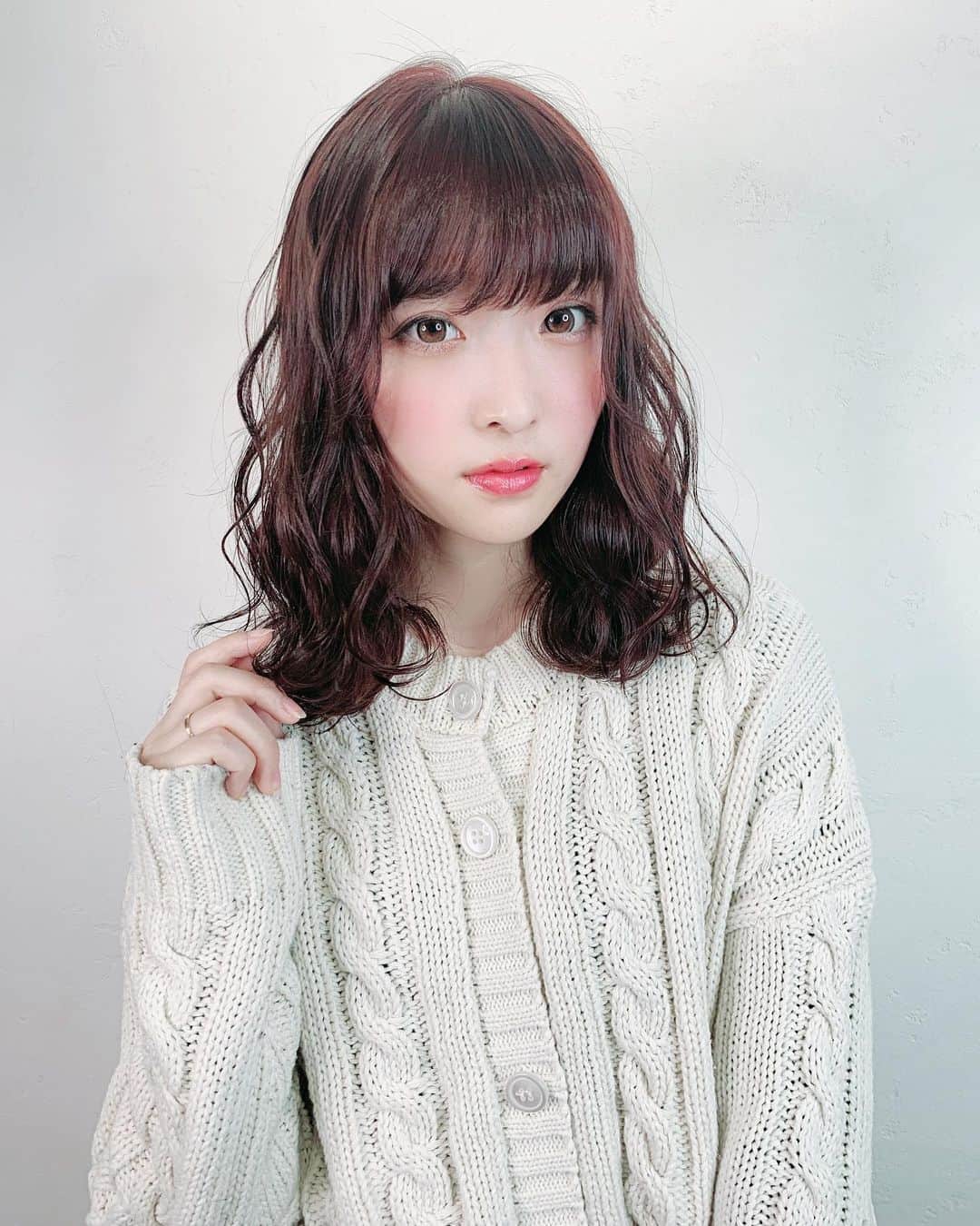 のインスタグラム：「今日は　@shingo_kakuda  さんにメンテしていただきました(○︎´v`○︎) ・ ・  腕はもちろんだし、私の好みも分かってくださってるから毎回ほんとにお気に入り💗  いつもありがとうございます😊 ・ ・ #カラー #ピンクブラウン #ピンクベージュ #ピンクヘアー  #サロンモデル #撮影モデル #フリーモデル #サロモ #モデル #関西サロモ #셀카 #셀피 #셀스타그램 #메이크 #메이크업 #hair #make #makeup #lovers_nippon_portrait #salonmode」