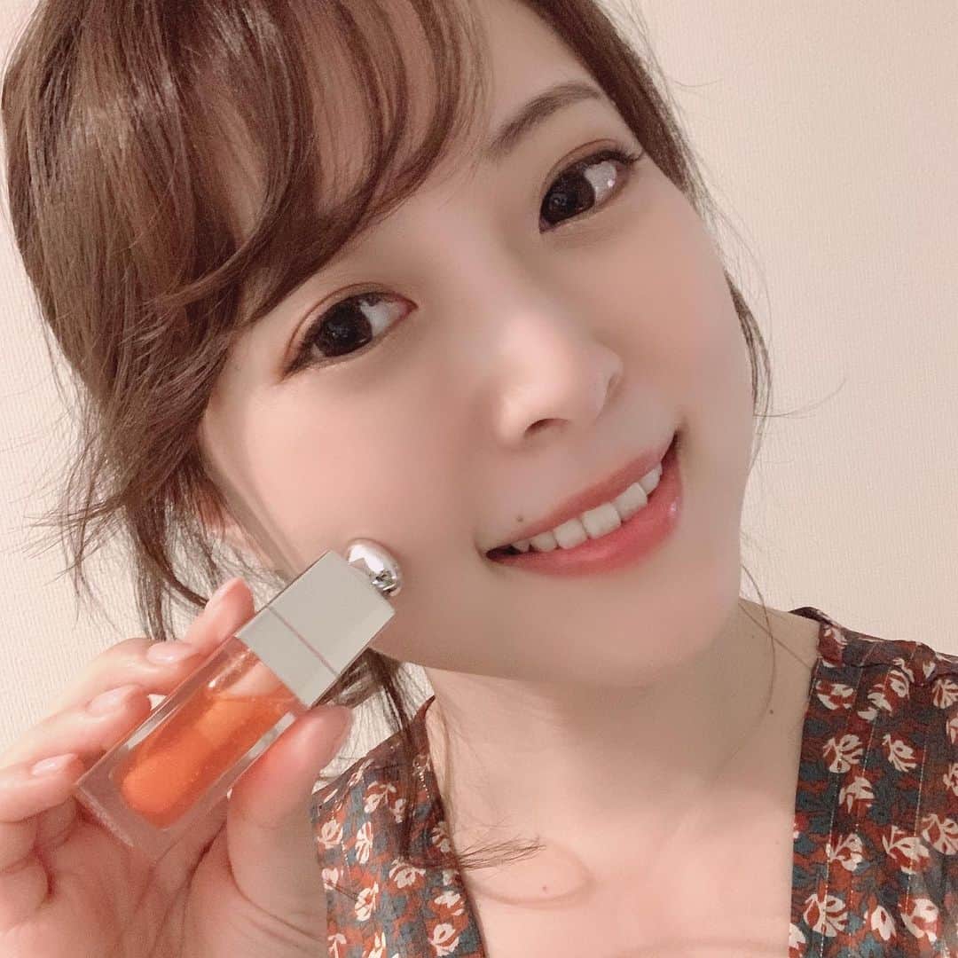 青木栄美子さんのインスタグラム写真 - (青木栄美子Instagram)「❤️Diorメイク✋❤️ 新しい化粧品買ってウキウキ！  リップグロウオイルの04  今年のリップはオレンジ🍊が 可愛いと思うの(*´꒳`*) 唇とぅるんとぅるんー！ オイルだけどしっとりして 幸せな気持ち…( ´∀｀) アイシャドウもdior バックステージアイパレットの アンバー！ 温かみのあるカラーが 今年っぽくてかわゆ😻 発色もよき！  #リップグロウオイル004  #ディオールバックステージ  #diorbackstage #diorbackstageeyepalette  #lipglowoil #dior #diormakeup」2月11日 21時02分 - emikooo000
