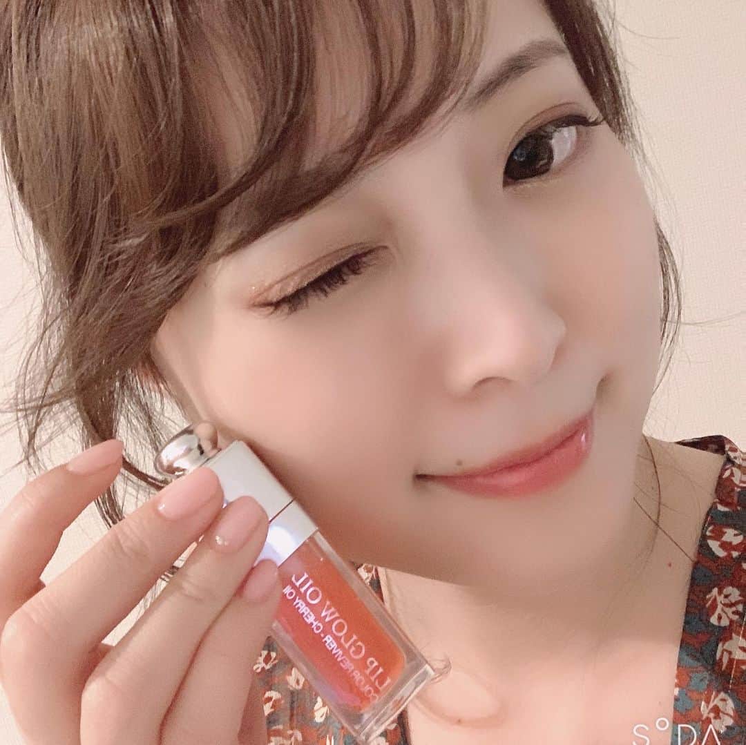 青木栄美子さんのインスタグラム写真 - (青木栄美子Instagram)「❤️Diorメイク✋❤️ 新しい化粧品買ってウキウキ！  リップグロウオイルの04  今年のリップはオレンジ🍊が 可愛いと思うの(*´꒳`*) 唇とぅるんとぅるんー！ オイルだけどしっとりして 幸せな気持ち…( ´∀｀) アイシャドウもdior バックステージアイパレットの アンバー！ 温かみのあるカラーが 今年っぽくてかわゆ😻 発色もよき！  #リップグロウオイル004  #ディオールバックステージ  #diorbackstage #diorbackstageeyepalette  #lipglowoil #dior #diormakeup」2月11日 21時02分 - emikooo000