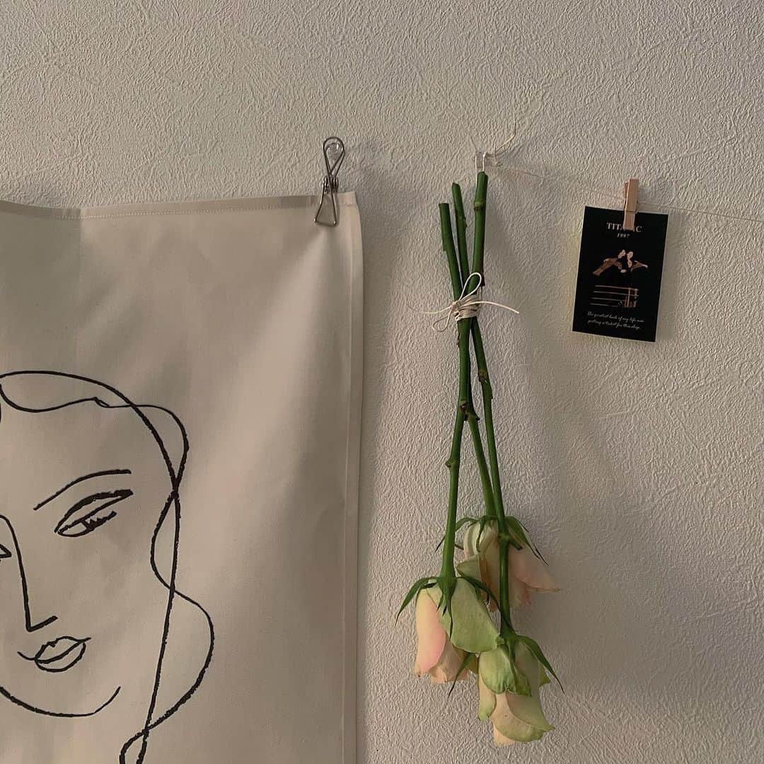 前田亜美のインスタグラム：「. . 頂いたお花を飾ってみた🌷. . . 色んなお花を分けて花瓶に飾ったり、. ドライフラワー用につるしたりしてみたよ𓂃𓈒𓏸. . .  #🌷 #花 #ドライフラワー #インテリア  #生花」