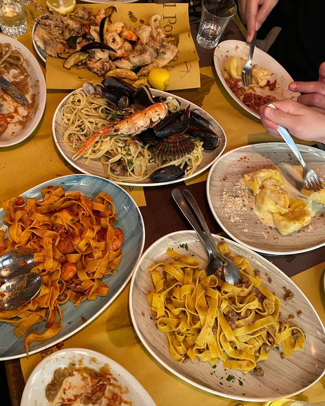 藤森慎吾さんのインスタグラム写真 - (藤森慎吾Instagram)「イタリアでパスタ1人1個頼むととんでもない目にあいますよ。 3人で1皿でいい。 あと、今はカーニバルでお面つけた人がおおいみたいです。買いました。」2月11日 21時09分 - fujimori_shingo0317