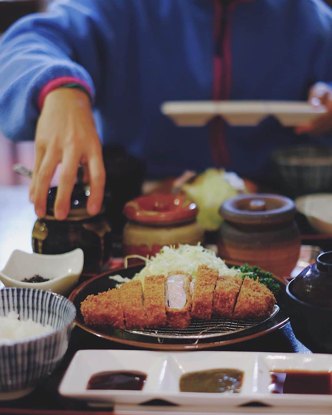 Y U R I Eさんのインスタグラム写真 - (Y U R I EInstagram)「行ったことのない場所に旅するの大好きっ🤗 まだ見たことのない景色、入ったことのない温泉、食べたことのない料理🍙  今回❗️ たくさんの日本の素敵な場所を旅して、そこで食べた美味しいゴハンを紹介するグルメ連載が　@shoyu.japan にてはじまりますっ！🎉 題して"YURIEのおいしいアウトドア旅"🇯🇵🚐 目標は全部の都道府県の記事を書くこと！（できるかなぁ…😂） 第1弾は　大分/熊本編 九州でまわったところを今後記事にします🐻  美味しい地物のゴハンとお酒！🍶 （地酒も紹介したいヨ） 想像しただけでヨダレが…🤤🍣🍜🍲🍢 . 🔖 https://shoyu-japan.com/2020/02/10/024/  #ローカルフード #ご当地グルメ #連載」2月11日 21時10分 - yuriexx67