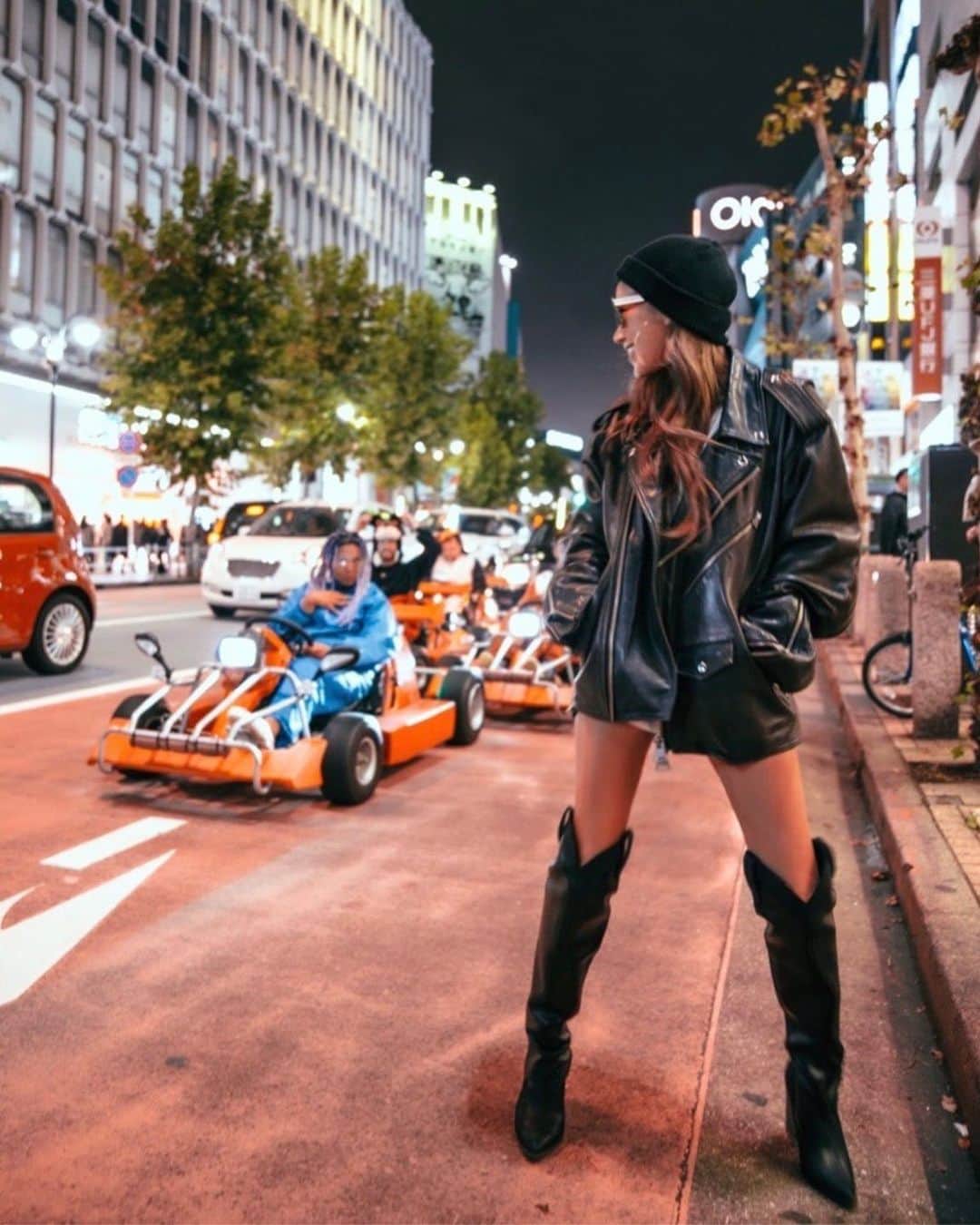 MARISのインスタグラム：「I was supposed to stay in Japan but my plan is changing ❤︎ I’m leaving to US ✈️🇺🇸again!! I’m so excited ❤️ A lot has changed ❤︎I love it! One more day in Tokyo🗼Cheeeeee✌🏾 2か月まるまる日本にいたのはどれくらいぶりだろう😳急遽また🇺🇸へ行ってきます✈️❤️ ・ こないだ @muriam_beauty_salon に行って全身矯正してもらいました❤︎飛行機、体きついから行けて良かった🥰 本当に毎回体が軽くなる😍 寒くて体が縮んでたみたいですっごいスッキリ✨ 体がスッキリしたら顔までスッキリ😳  いつも感動🥺ありがとうございました❤︎❤︎❤︎」