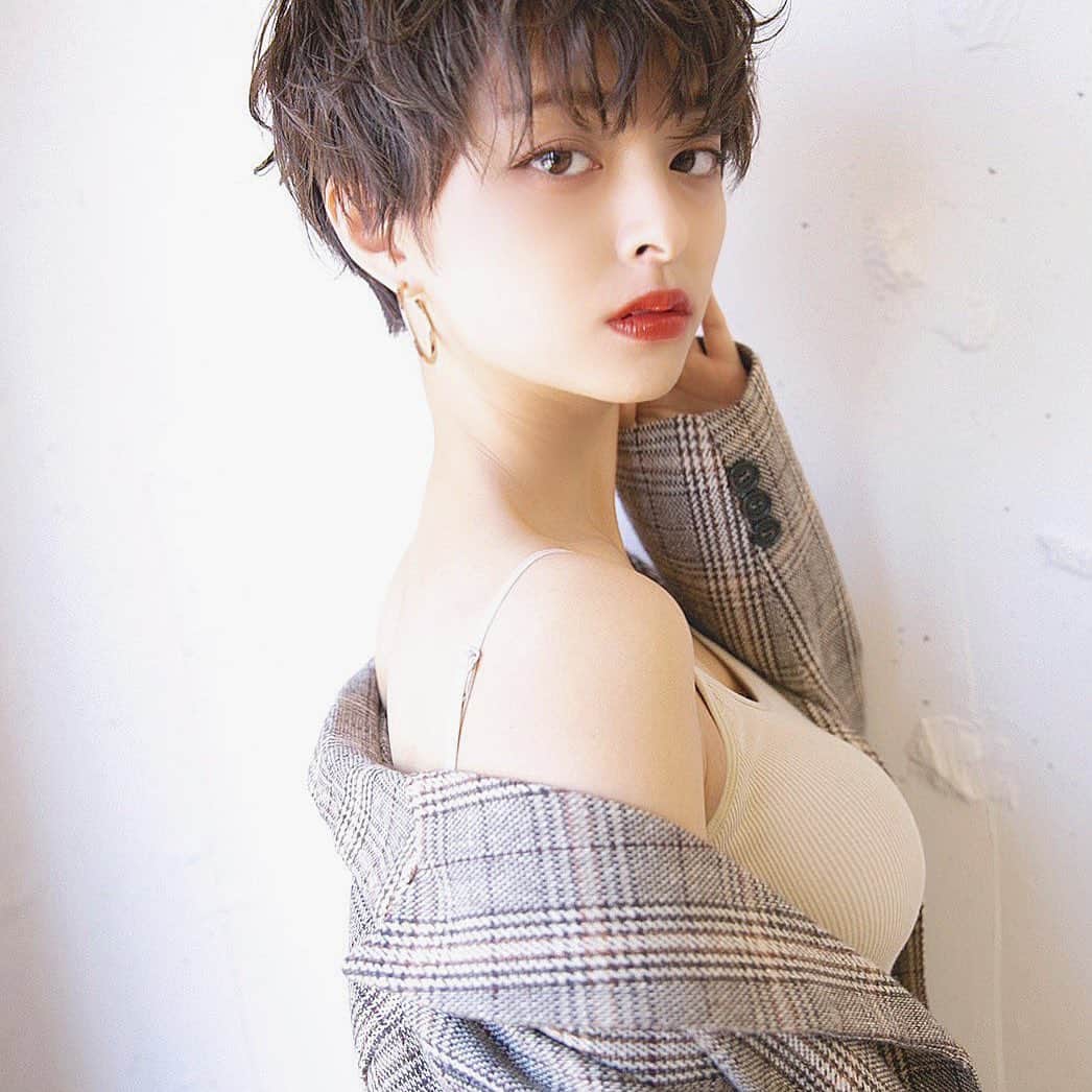 かおりのインスタグラム：「・ ・ いつもお世話になってる土田さん🥺 メンテナンスもしていただきました！ 土田さんとの撮影は毎回楽しくて神データがたくさん！ありがとうございます🙏  #ナチュラル #アンニュイ #Tショート　#ショートヘア　#マッシュショート」