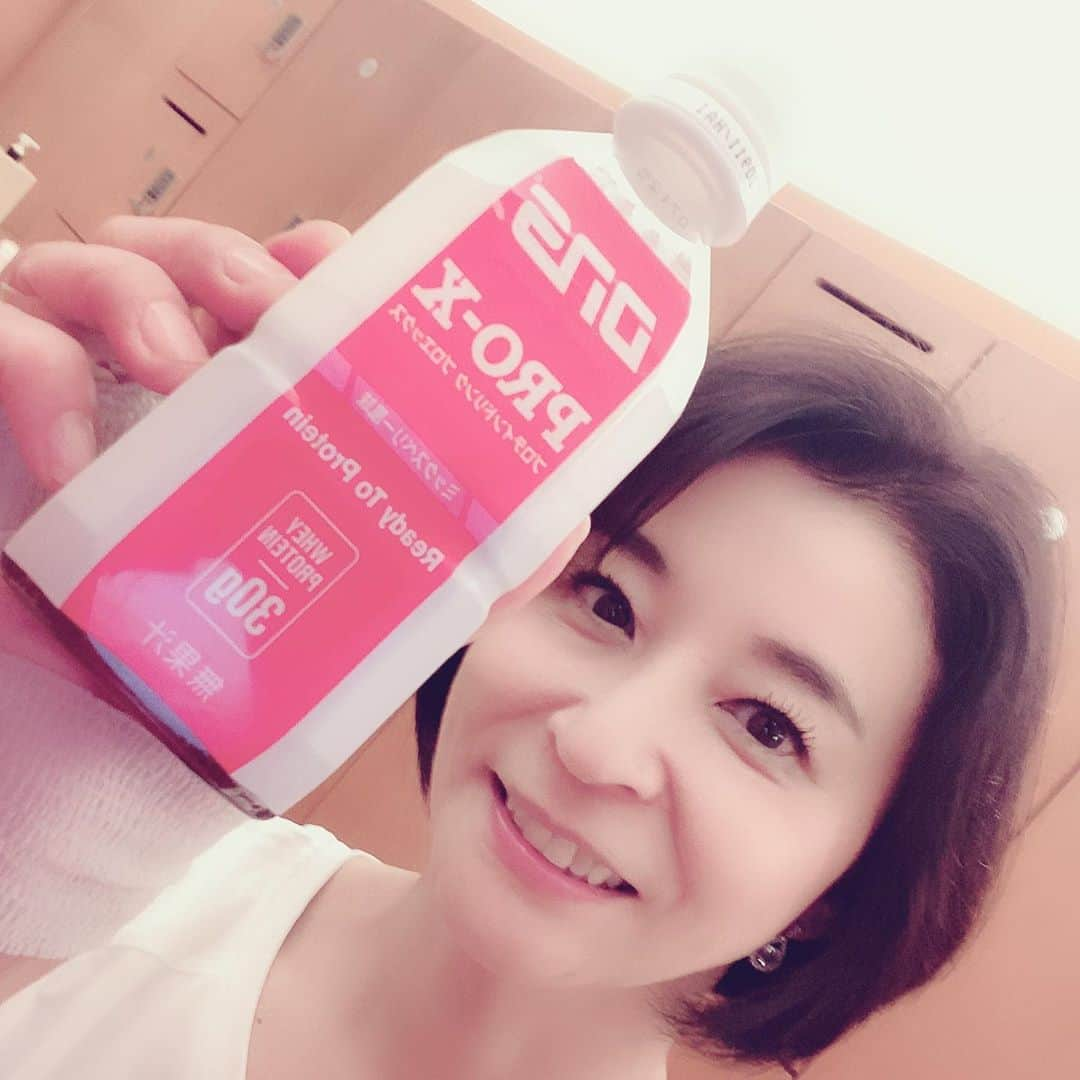 高嶋ちさ子さんのインスタグラム写真 - (高嶋ちさ子Instagram)「さて、昨日は筋トレdayで、ダイエットのチームドクター達に厳しい筋トレ教えてもらいました。 飲み物はやっぱりプロテイン。これ凄い美味しかった。 で、皆さん身体に良いものしか入れない方達なので、野菜、魚介、赤身肉、デザートは当然パス。の健康的なディナーでした。  そして今日は市川市にて1900人のお客様ありがとうございました。初めて呼んで頂いたホールでしたが、とってもホームな雰囲気でした。  65歳まで年間100回弾ける身体作り頑張ります。 付き合わされた、ママ友ごめんよ。一緒にムキムキになろう！」2月11日 21時16分 - chisakotakashima