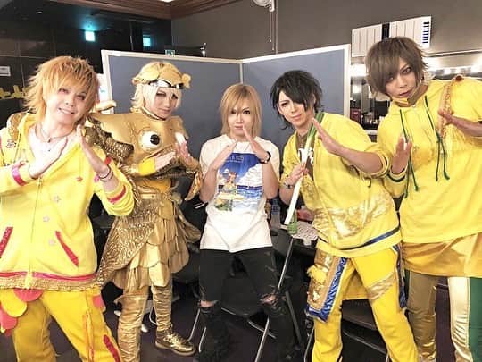 鬼龍院翔のインスタグラム：「クソイベ名古屋ReNY limited公演でした！﻿ 皆さんありがとうございました😆﻿ ﻿ 忘れらんねえよ×四星球×鬼龍院翔﻿ というメンツ﻿ 楽しくないはずがない…！最強だった！🎤﻿ 元々好きなのに更に大好きになった…ライブって最高だよね…✨﻿ ﻿ 名古屋での当て振りメンバーさんはV系バンドの「麗麗-reirei-」さんがやってくれました！名古屋大好きV系バンドとのことでボーカルさんもシャチホコ姿で駆けつけてくれたよ！笑﻿ 変わったバンドで面白かったな〜笑﻿ ﻿ 次はクソイベファイナル！2/14Zepp Diver City、四星球さん、岡崎体育さん、BREAKERZさんと対バンです！🔥﻿ うおぉぉ！楽しみ！頑張ります！宜しくお願いします！🎤＼(^-^)／」
