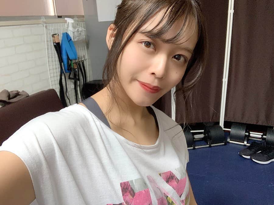 のインスタグラム：「ジム活♡ . 先日は“好きな物を食べながら痩せられる”パーソナル HARADASAN(腹出さん)に行ってきました！💓 @haradamasato0513 . 整体の免許も持ってるトレーナーさんに 身体の歪みをチェックしてもらいました🌟 私は下半身が捻れて、XO脚という状態らしい😭💦 歪みを治さないとどんどん下半身が太くなる😱😱 と言われ骨盤矯正してもらいました✨ . 即効性がありましたが、 長年かけて歪んでしまった身体は 矯正をかけてもまた元通りの歪んだ状態になるとの事…😭 . キレイな下半身を手に入れるための 普段の立ち方や正しい姿勢、 歩き方をレクチャーいただきました✨ 2枚目がbefore & after 違いわかるかなー？？ 肩と耳の位置が真っ直ぐになって、 バストとヒップの位置が上がりました！ 慣れるまでは少し時間がかかりそうやけど、 頑張って意識してみます(*´˘`*)♥ . 日々のトレーニングでの効果をアップさせたり より理想の身体になるために、 これから定期的に矯正していただくことにしました💓 . 私の紹介なら体験5000円の所、 ３月いっぱいなら半額の2500円になるそうです❣️ 気になる方はDMください📩♡ . #パーソナルトレーニング#骨盤矯正#整体#パーソナル #姿勢改善#XO脚#下半身痩せ#正しい姿勢 #恵比寿ジム#代官山ジム」