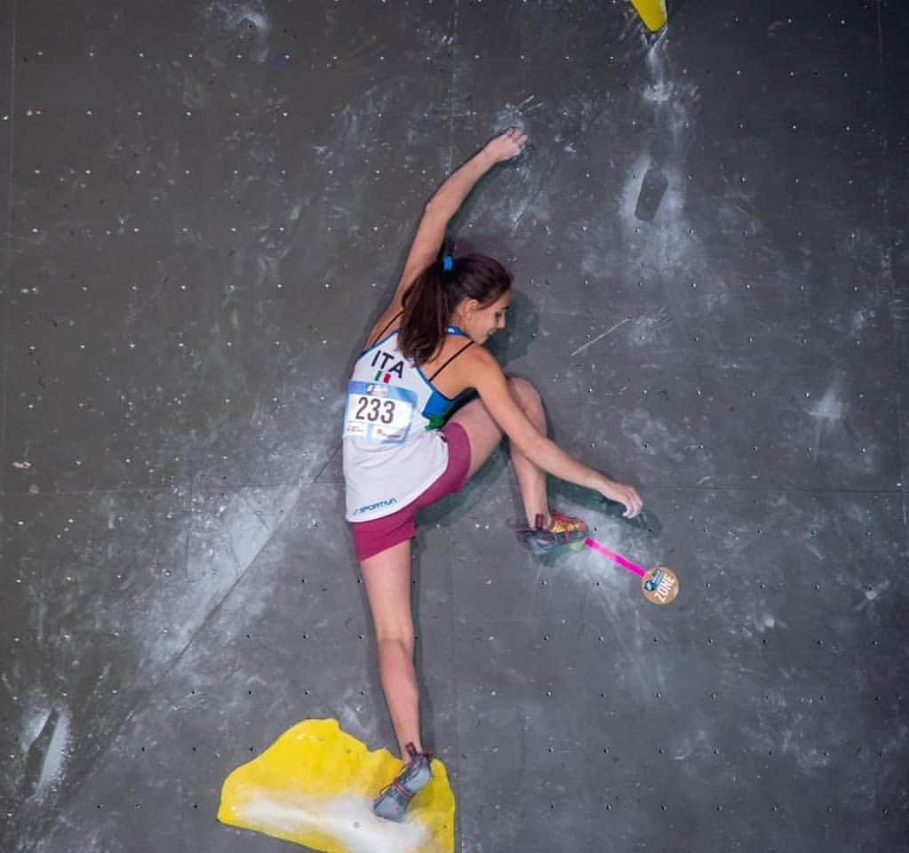 ローラ・ロゴラさんのインスタグラム写真 - (ローラ・ロゴラInstagram)「Last weekend the first training of the year with the @italiaclimbing team took place in @crazycenterprato . There is still a lot to work on before the season kicks off but I am ready to train hard on my weaknesses 🏋️ 📸 @sara_grip . . . #climbing_pictures_of_instagram #picoftheday #loveclimbing #climbforlife #escalade #escalada #grimper #klettern #montura #wildclimb #campcassin #italy #rome #bomber #instagood #instalike  #instagram  @climbskinspain @agripp_climbingholds @montura_official @wildclimb @fiammeoromoena」2月11日 21時18分 - laura.rogora