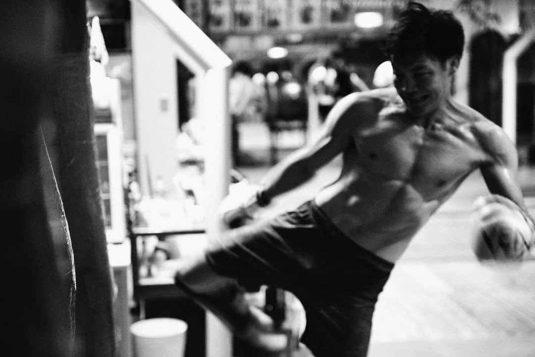 江幡塁のインスタグラム：「進化や変化を楽しむ。  I value the basics. But instinct is very important. This time of year,I enjoy all kind of moves and traninig. move with instinct.  #kickboxing #championtwins #twins  @gritnation.jp」