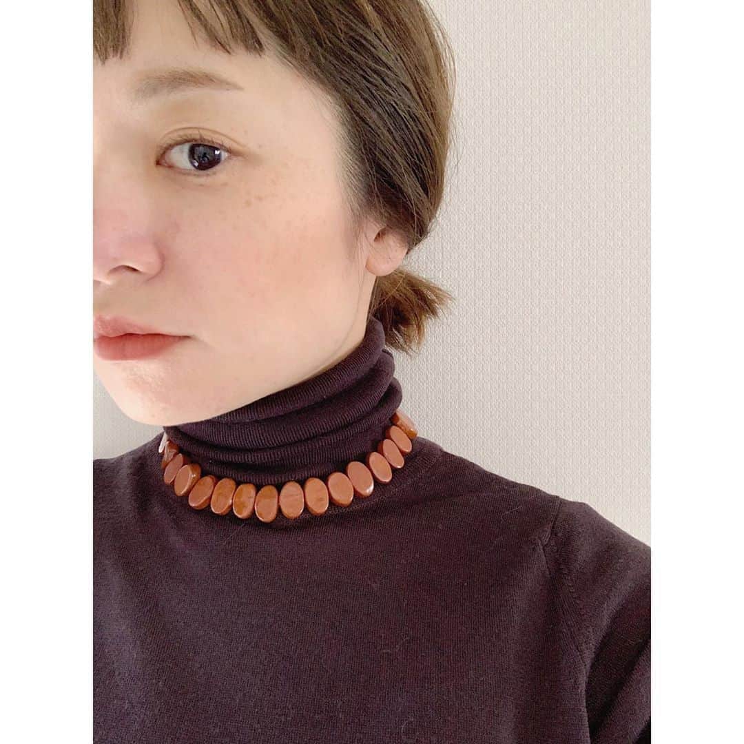 川島幸恵さんのインスタグラム写真 - (川島幸恵Instagram)「🏈🏈🏈﻿ ﻿ ネックレスは遠のいていたアイテムだけど。﻿ ﻿ ショールームで見つけた時、絶対欲しいと思ったLEVENSの新作♡﻿ ﻿ Tシャツと合わせるイメージだったけど、タートルとの相性も🙆🏻‍♀️💕﻿ ﻿ #SHENERY_official﻿ #necklace #LEVENS﻿ #knit #johnsmedley﻿ #handmade #ceramics﻿ #fashion #styling」2月11日 21時19分 - sachie118