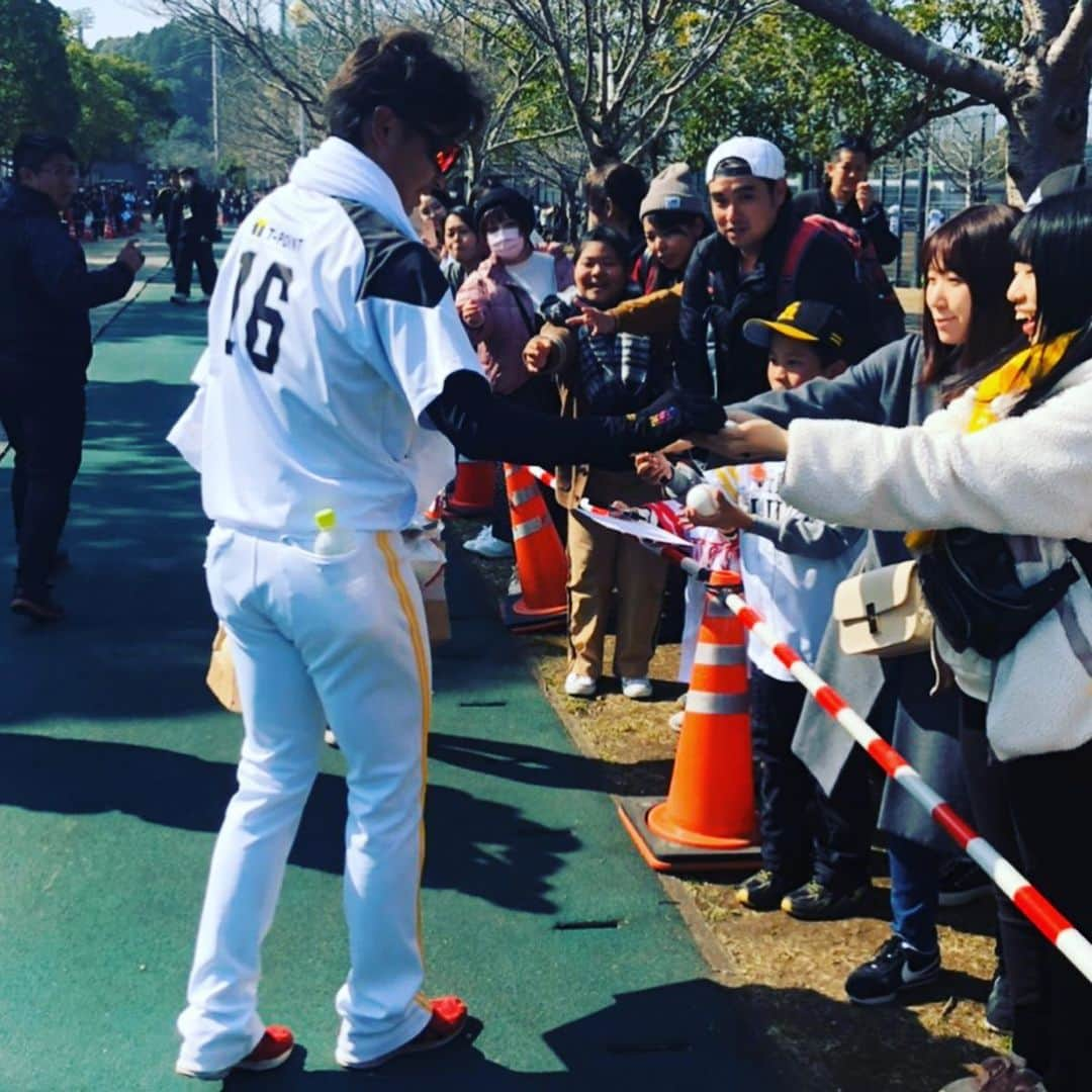 福岡ソフトバンクホークスさんのインスタグラム写真 - (福岡ソフトバンクホークスInstagram)「#宮崎春季キャンプsupportedbyjwave #第3クール1日目 #タカガール応援デー #逆チョコ #タカガール #softbankhawks #ホークス #s15」2月11日 21時20分 - softbankhawks_official