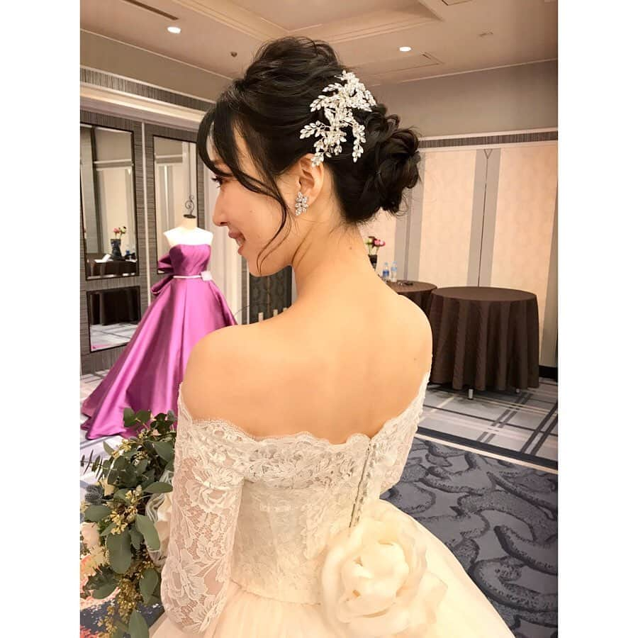 海隼人（有馬佐織）さんのインスタグラム写真 - (海隼人（有馬佐織）Instagram)「今回のドレス👗 華奢で繊細な柔らか〜い 歩くとふわふわ広がる動きがある。 生地を贅沢に沢山使っているのに 重くないステキなオフショルドレス✨✨🧚‍♀️ しかもドレスを考えた方が着せて下さるという、有難い嬉しい状況でした😊 ドレスと一緒で華奢な素敵な女性スタッフさん😚👐✨✨ ありがとうございました🙏😌✨ ・ ・ #幸せな時間  #素敵なご縁 #名残惜しい  #ありがとうございました #ドレスショー#新作ドレス #cantabella#カンタベッラ #bridalphotos#model#記録 #weddingdress#👗 #bridal#wedding#繊細#華奢 #上品ドレス#オフショル #bridalhair#ヘアアレンジ #ブライダルヘア#アップヘア #earrings#bouquet#💐 #元宝塚#宝塚og #海隼人」2月11日 21時27分 - saorimahalo