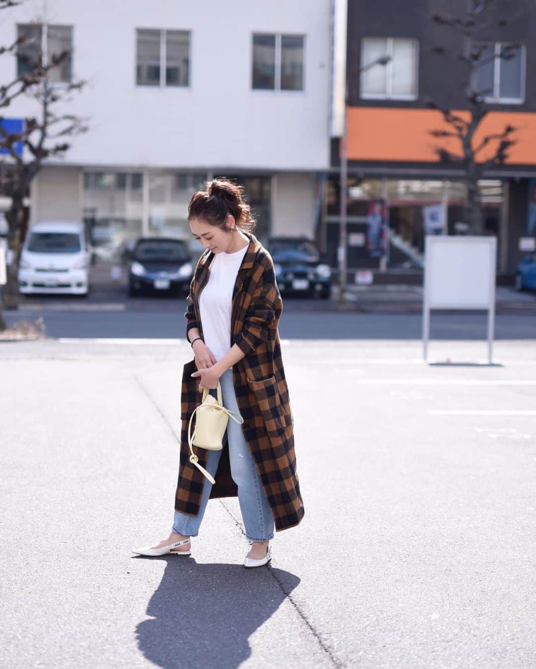 Keikooooooのインスタグラム：「🐻🐥 . ． #code outer @zara #zara  T shirt @stunninglure #stunninglure  denim @stunninglure #stunninglure  bag @ayako_bag #ayakobag  shoes @dior #dior #ママコーデ　#女の子ママ #ootd」