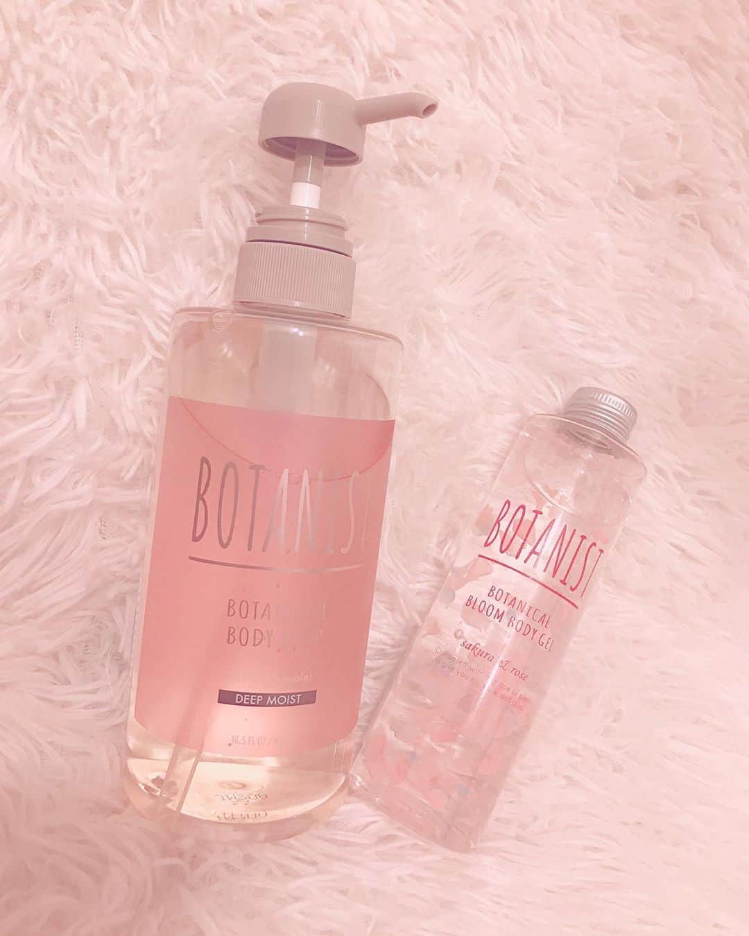 のインスタグラム：「♡最近の購入品♡  春は桜🌸の香り限定の商品も多いから、 ついつい集めたくなっちゃうね🤧💕✨ ....................... ①ボディケア❤︎❤︎❤︎❤︎❤︎❤︎❤︎❤︎❤︎❤︎❤︎❤︎❤︎❤︎❤︎❤︎❤︎❤︎❤︎❤︎ ・BOTANIST ボディソープ(deep moist) 乾燥肌の私にはピッタリ！かなりしっとりしてるよ🍼✨ ・BOTANIST ボディジェル 肌馴染みが良くてベタつかない！お風呂上がりにこれでマッサージする✨  ②ヘアケア ❤︎❤︎❤︎❤︎❤︎❤︎❤︎❤︎❤︎❤︎❤︎❤︎❤︎❤︎❤︎❤︎❤︎❤︎❤︎❤︎❤︎ ・ROSUAL シャンプー×トリートメント 香りが3種類あるんだけど、私のは、シアローズ！🌹引き寄せフェロモンの香りと、高保湿成分配合で表面と内側からダブルで効果的に補修。香りがとにかくエロ可愛い💕  ③スキンケア ❤︎❤︎❤︎❤︎❤︎❤︎❤︎❤︎❤︎❤︎❤︎❤︎❤︎❤︎❤︎❤︎❤︎❤︎❤︎❤︎ ・ラッシュ　毎日が晩餐 リピート2回目！しっとりと高保湿で乾燥対策。香りも甘くて女子が好きな感じ🍯YouTuberやモデルにも人気！ ・ラッシュ　パワーマスク　エスピー 週2回くらいのペースでパック！スクラブだから、マッサージして、5分くらいおいておくと、毛穴の汚れもきれいさっぱり！ミントのような爽やかな香りでリラックス🌱 ・ラッシュ　チャリティポット これは、スキンケアではなく、ボディ＆ハンドクリーム！ベタつかない程度に保湿してくれる✨ . . . . #購入品紹介 #メイク #コスメ #春コスメ #春コスメ2020 #botanist #ボタニスト #ROSUAL #シャンプー #ボディソープ #ボディクリーム #lush #ラッシュ #パック #洗顔 #スキンケア #ボディケア #ヘアケア #桜の香り」