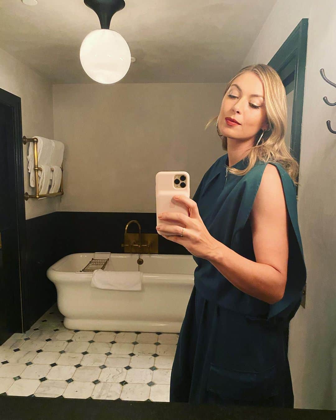 マリア・シャラポワのインスタグラム：「3 hours of sleep, a ✈️ to NY, and a quick turnaround (a bath unfortunately not included😩) at @sohohousenewyork to help launch @evianwater new sustainable activations during #NYFW.」