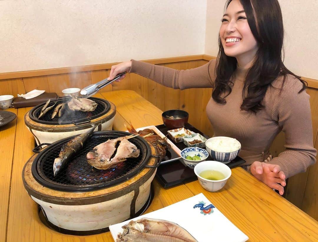 神田藍香さんのインスタグラム写真 - (神田藍香Instagram)「近くの干物屋さんで遅めのランチ🍴﻿ 干物ってそんなに食べたことないし﻿ なんかイメージで硬そうだなぁとか思ったけど﻿ こちらのお店は、目の前で焼けるし とてもふっくらしてて美味しかった😋︎💕︎﻿ ﻿ 金目鯛もこの大きさで1600円﻿ 魚好きにはたまらない～✨﻿ ﻿ ﻿ ﻿ ﻿ #nishiizu#himono#fish#food #instafood#shooting#model#happy#enjoy #eatingshow#travel#trip#tagsforlike#l4l #旅行#旅#撮影#食レポ#干物 #干物食堂#西伊豆#西伊豆グルメ  #タビジョ#広告#Web撮影#撮影風景 #食べるの大好き#デブ活」2月11日 21時32分 - kaatan0522