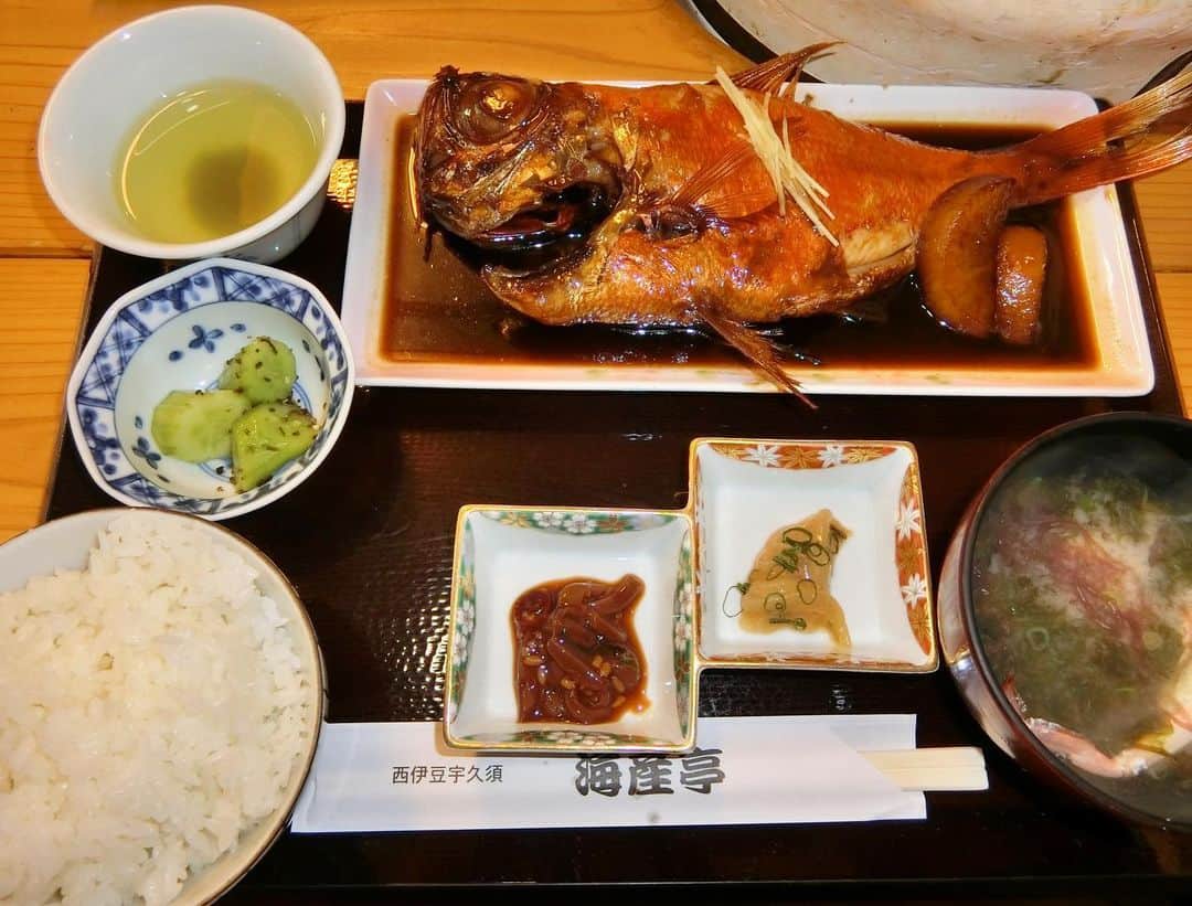 神田藍香さんのインスタグラム写真 - (神田藍香Instagram)「近くの干物屋さんで遅めのランチ🍴﻿ 干物ってそんなに食べたことないし﻿ なんかイメージで硬そうだなぁとか思ったけど﻿ こちらのお店は、目の前で焼けるし とてもふっくらしてて美味しかった😋︎💕︎﻿ ﻿ 金目鯛もこの大きさで1600円﻿ 魚好きにはたまらない～✨﻿ ﻿ ﻿ ﻿ ﻿ #nishiizu#himono#fish#food #instafood#shooting#model#happy#enjoy #eatingshow#travel#trip#tagsforlike#l4l #旅行#旅#撮影#食レポ#干物 #干物食堂#西伊豆#西伊豆グルメ  #タビジョ#広告#Web撮影#撮影風景 #食べるの大好き#デブ活」2月11日 21時32分 - kaatan0522