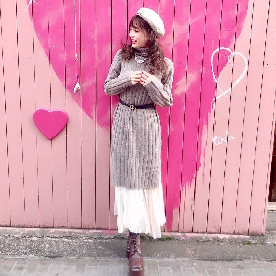 のインスタグラム：「今季のワンピコーデはスカートとのレイヤードが旬😍❤️﻿ ﻿ ﻿ ﻿ •.\ タートルネックニットワンピ×ロングスカートのレイヤードコーデ /.•にしてみたよ♥﻿ ﻿ ﻿ ﻿ タートルネックニットワンピと、﻿ ロングスカートのレイヤード（重ね着のこと）コーデは﻿ ﻿ ハイネックのミモレ丈のニットワンピースに、﻿ プリーツスカートと合わせたよ💓💓﻿ このタイプのワンピは﻿ ストレートなシルエットだから着膨れしづらくて、﻿ 太って見えにくいっ！﻿ ﻿ ﻿ 他にもスタイリッシュ&動きやすくしたいときは﻿ スキニーはいてもいー！﻿ 太ももの太さカバーできる😳💗💗﻿ ﻿ ﻿ ﻿ 私ミモレ丈って足太く見えちゃったりするから﻿ そんなときにレイヤードの着こなしをすると﻿ めっちゃいい🤗♥️♥️﻿ ﻿ ﻿ ﻿ コンプレックス即解消😋💕﻿ ﻿ しかも、暖かい+トレンドだから﻿ いっせきさんちょうぐらい💗💗💗﻿ ﻿ ﻿ フレアのふわふわ感で可愛さプラスした💓﻿ ﻿ やっぱり足太く見えちゃったするのわたし的に嫌だから、こうゆう着こなしで体型カバーするよ😍💕﻿ ﻿ 私すごい気にするところ多いから、﻿ 短足、ふくらはぎ、太もも太い…﻿ 太って見える。丸顔、などなど…﻿ ﻿ コーデ合わせるときめちゃくちゃ考えるもん😱♥️﻿ ﻿ だから﻿ 同じような悩み持ってる人とかいたら﻿ 参考になればいいなって💗💗﻿ ﻿ ﻿ ﻿ このワンピースかわいいから﻿ 色々着こなしたい💓😍﻿ ﻿ ﻿動画は @hara._.minami が撮ってくれた🤣💗楽しすぎたわー😭♥️ またすぐ会いたい💓 ﻿ ﻿ ❥⸜❤︎⸝〜𝚌𝚘𝚍𝚎〜⸜❤︎⸝﻿ ﻿ ﻿ ❥ワンピース﻿ ﻿ @valmuer_official﻿ ﻿ ﻿ ﻿ ❥スカート﻿ ﻿ @dazzlin_official ﻿ ﻿ ❥ベレー帽﻿ ﻿ @enailam.official﻿ ﻿ ﻿ ﻿ ﻿ ﻿ ﻿ #モテコーデ #低身長コーデ #冬服コーデ #オルチャンコーデ #Valmuer #valmuer_official #タートルネックニットワンピ #タートルネックワンピース #デート服 #ニットコーデ #ニットワンピース #ニットワンピ #タートルニット #レイヤードコーデ #モテ服 #モテニット #モテカワ #大人かわいいコーデ  #冬コーデ #オルチャンコーデ #大人可愛いコーデ #オルチャンファッション #韓国コーデ  #오오티디 #데일리룩 #데일리코디 #데일리패션 #옷스타그램 #패션」