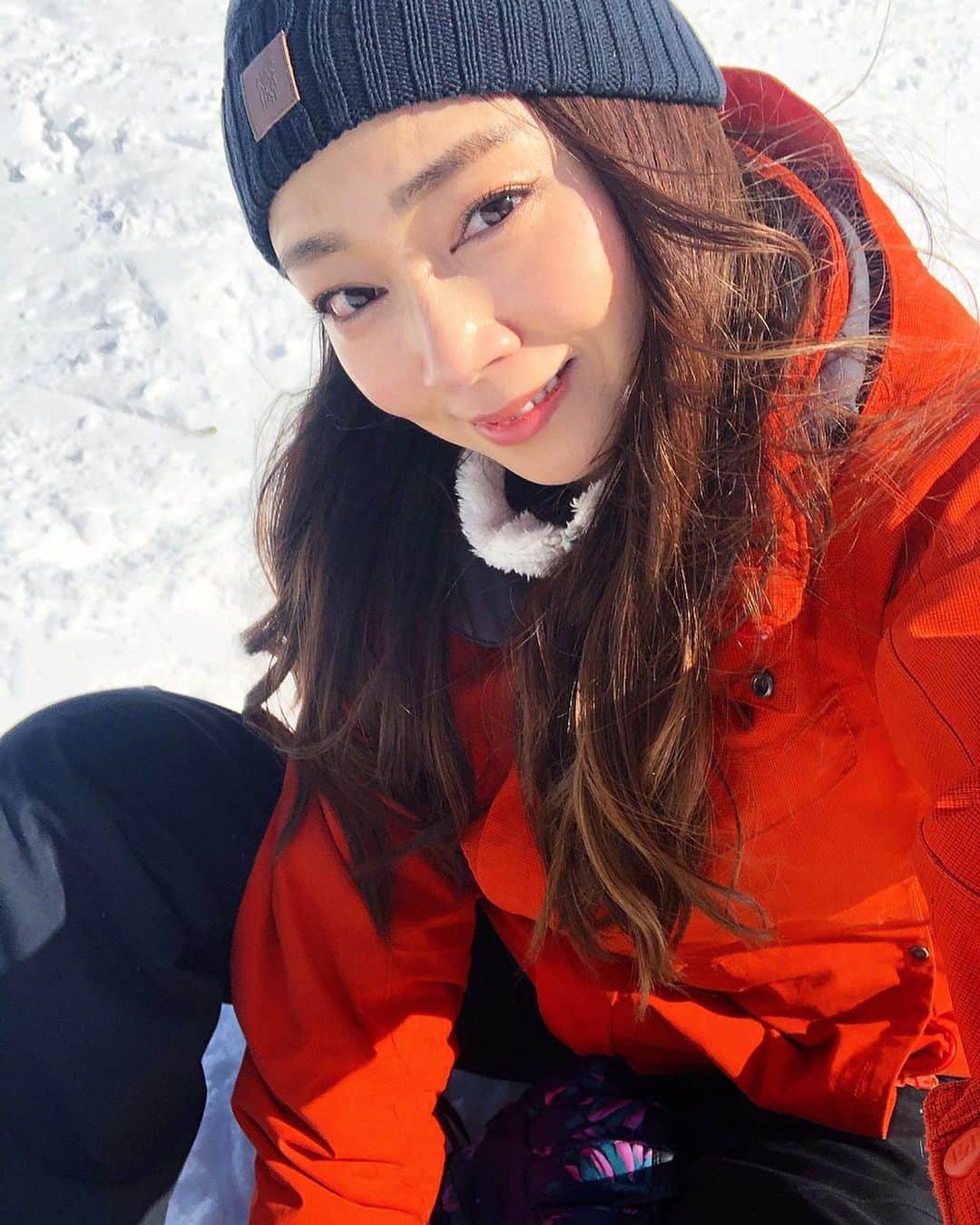 石田美奈子のインスタグラム：「𝕤𝕟𝕠𝕨𝕓𝕠𝕒𝕣𝕕❄️ . 今日も#軽井沢 に行ってきました☺︎✨ 快晴で最高の#スノボ日和 ‼︎ 楽しかった♡ わりとたくさん滑ったので、 前回よりは多少上達した気がします(๐•ω•๐)♡ (上達記録のために動画撮ってもらいました☺︎) 激しく転んでお尻が痛い🤣 . 一色レンタルするつもりが、グローブは借りれないと直前で気づいて急遽#軽井沢アウトレット に駆け込み😂 #BURTON で新しいグローブをゲットしました🧤 格好から入るタイプなので、ウェアが欲しすぎてリサーチ中(о´∀`о) どこのウェアがおしゃれなんだろ🤔💭 詳しい方教えてください🙏✨ . 🏂 → #mikako_snowboard . . #スノボ女子 #スノボ初心者 #軽井沢プリンスホテルスキー場」