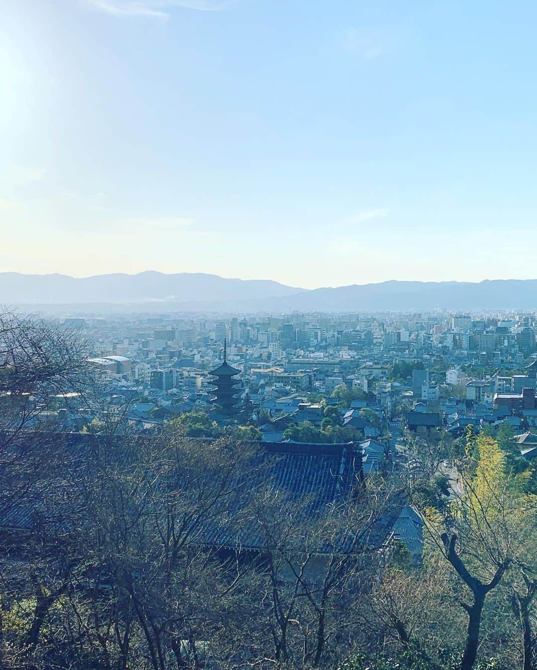 村雨辰剛さんのインスタグラム写真 - (村雨辰剛Instagram)「今週は久しぶりに京都！お庭をたくさん見ていくので是非ストーリーをチェックしてください！🌱 ・ ・ ・ 旅行の時のスキンケアは便利なグルーミングセット、荷物多く持つには好きじゃないのでそのまま気楽に持ち運べるケースで助かります。　#proudmen #プラウドメン #pr」2月11日 21時43分 - tatsumasa.murasame