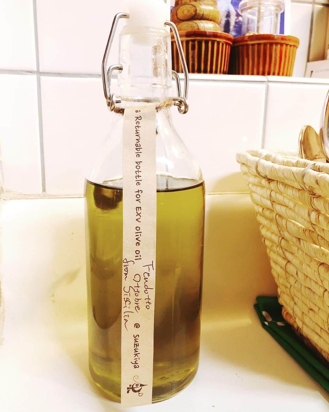末吉里花さんのインスタグラム写真 - (末吉里花Instagram)「ガラスのリターナブルボトルに入っているシチリア産オリーブオイル。お店に持って行けば、詰め替えてくれます^_^美味しいし、瓶も可愛くてキッチンにあると気分が上がるし、ゴミを減らせるし、良い事づくし！Sicilian olive oil in a returnable bottle. #oliveoil #sicilian #returnable #returnablebottles #ethical #sustainable #オリーブオイル #シチリア産 #リターナブル #リターナブル瓶 #エシカル #サステナブル #鈴木屋酒店 #ビバ鈴木屋酒店」2月11日 21時43分 - rikasueyoshi