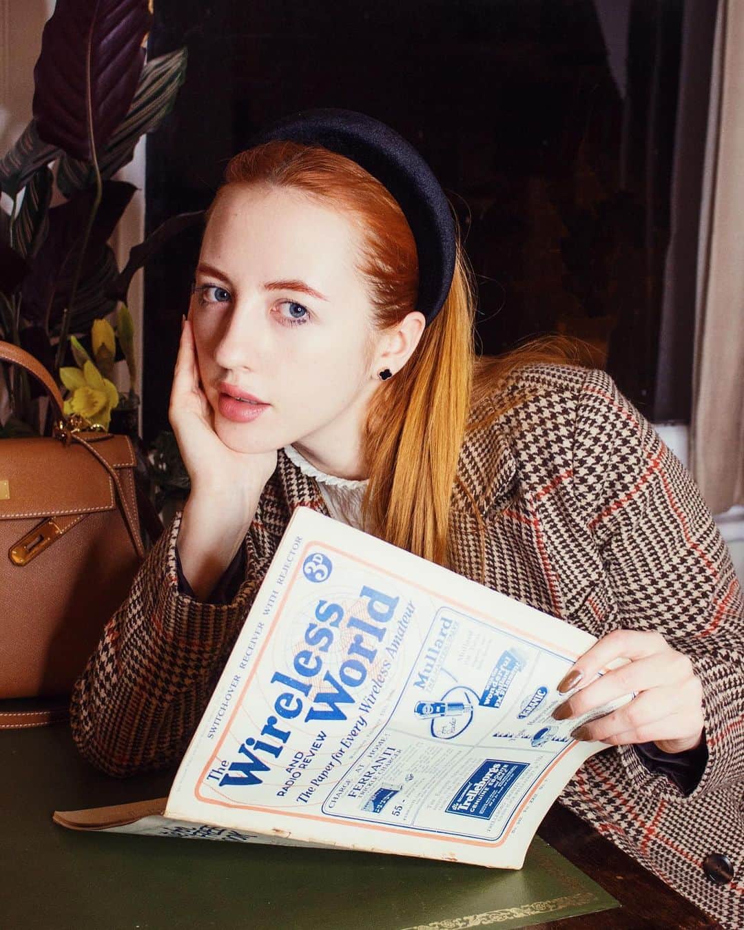 ベッキー・クルーエルのインスタグラム：「WIRELESS WORLD 🗺 ⁣ ⁣ While at Hitchin Antique Emporium I found this delightfully titled vintage magazine. ⁣ ⁣ Can you believe this magazine was published on February 15th, 1928? It’s 92 years old. ⁣ ⁣ I love the weird etymological full circle we take, in 1928 radio was deemed ‘the wireless’, in 2020 I can lay my phone down to charge wirelessly. Long way from corded telephones 📞 ⁣ ⁣ I’ve said it many times but one of my favourite things about early magazines is the hand-drawn adverts, especially with monochromatic confinement 🧶⁣ ⁣ Do you listen to the radio much? I’m obsessed with Radio 3 for excellent classical music and philosophical chats 📻」