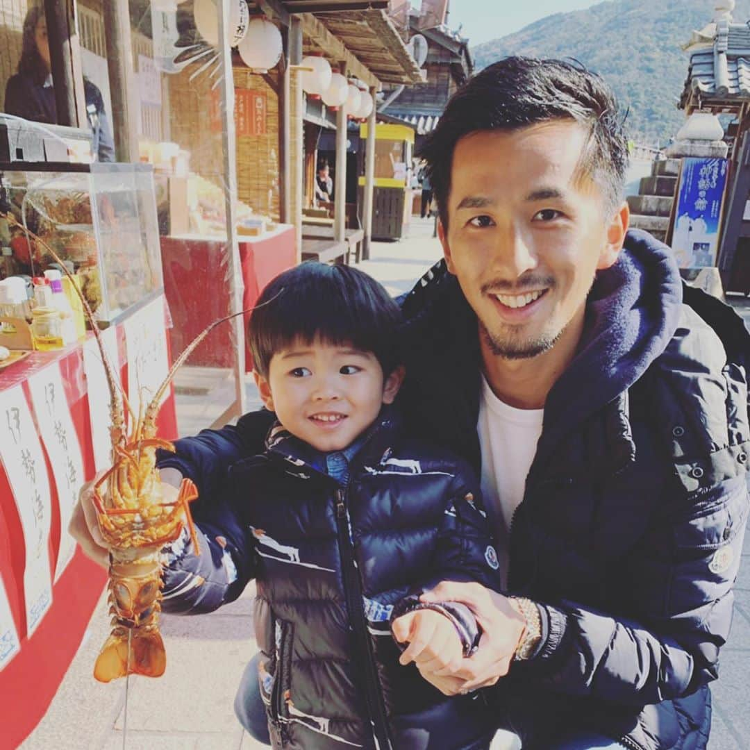 前田直輝さんのインスタグラム写真 - (前田直輝Instagram)「伊勢神宮　鳥羽旅行！ 最高にリフレッシュ！ キャンプの疲れも吹っ飛んだよ！ 明日は必勝祈願に、練習 そのあとキックオフパーティー！ ハードだけど頑張ろう！！！ #grampus #伊勢神宮#伊勢といえば #伊勢海老#を持たせてらったときの息子の顔よ笑 #旅館の服も似合うようになりました。 #鳥羽は水族館だよね！笑 #家族旅行」2月11日 21時52分 - naoki112738