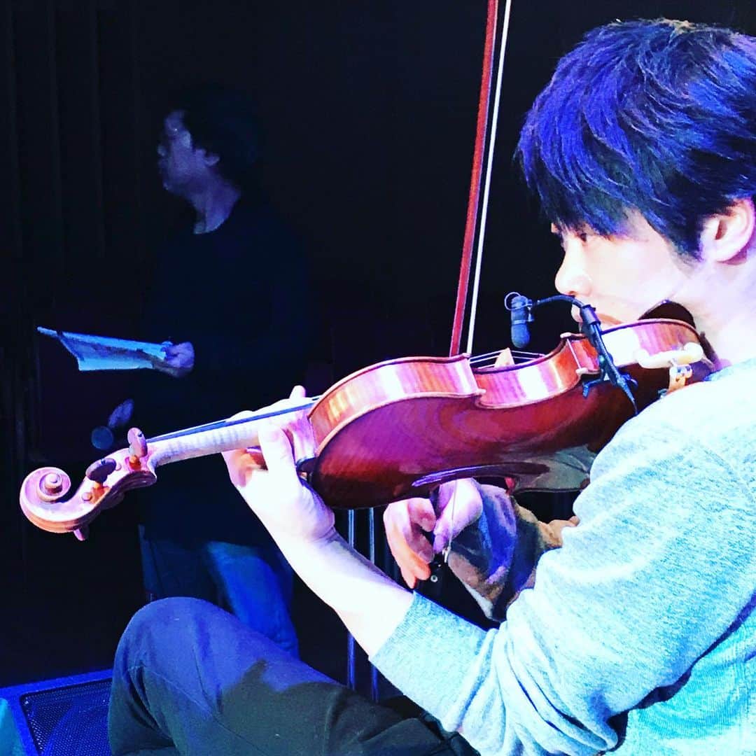 新居昭乃のインスタグラム：「ツバメライブ大阪フェニックスホール　ありがとうございました！  リハの時のマー君とtico moonのおふたり♡ 一緒に演奏してもらって音楽の喜びがあふれました。  きょうのピアノはYAMAHA。好きなタイプでした！  最後は家でひとつずつ名入れさせてもらったカップスリーブ」