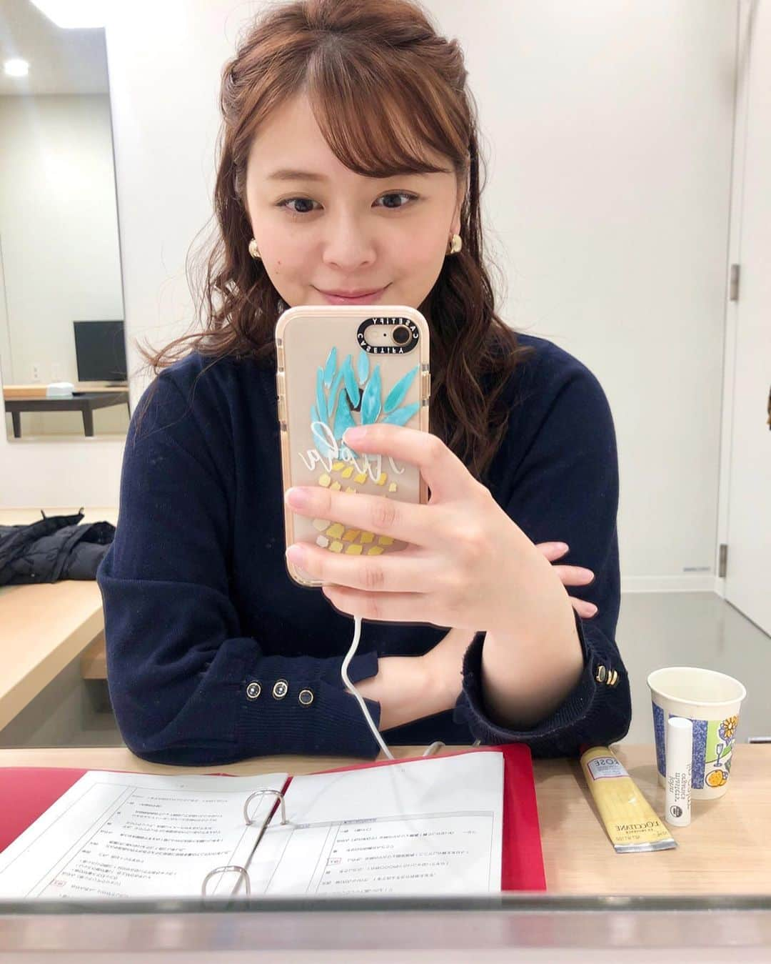 上杉桜子さんのインスタグラム写真 - (上杉桜子Instagram)「先日は丸一日スタジオ収録だったので、そんな日は夫が一日娘をみてくれます。本当にありがたいですし、安心してお仕事も頑張れます！ 娘は半年にしてパパっ子です😅💕 この日のゲストは同じく最近ご出産されたみかんさん！すっかりスタイルも元に戻されていて、尊敬です！！ 私も頑張らなきゃ🏃‍♀️ #娘 #生後半年にしてパパっ子 #日本テレビ　 #女神のマルシェ #ものまねタレント #みかんさん #産後ダイエット　がんばります」2月11日 21時52分 - sakurakouesugi