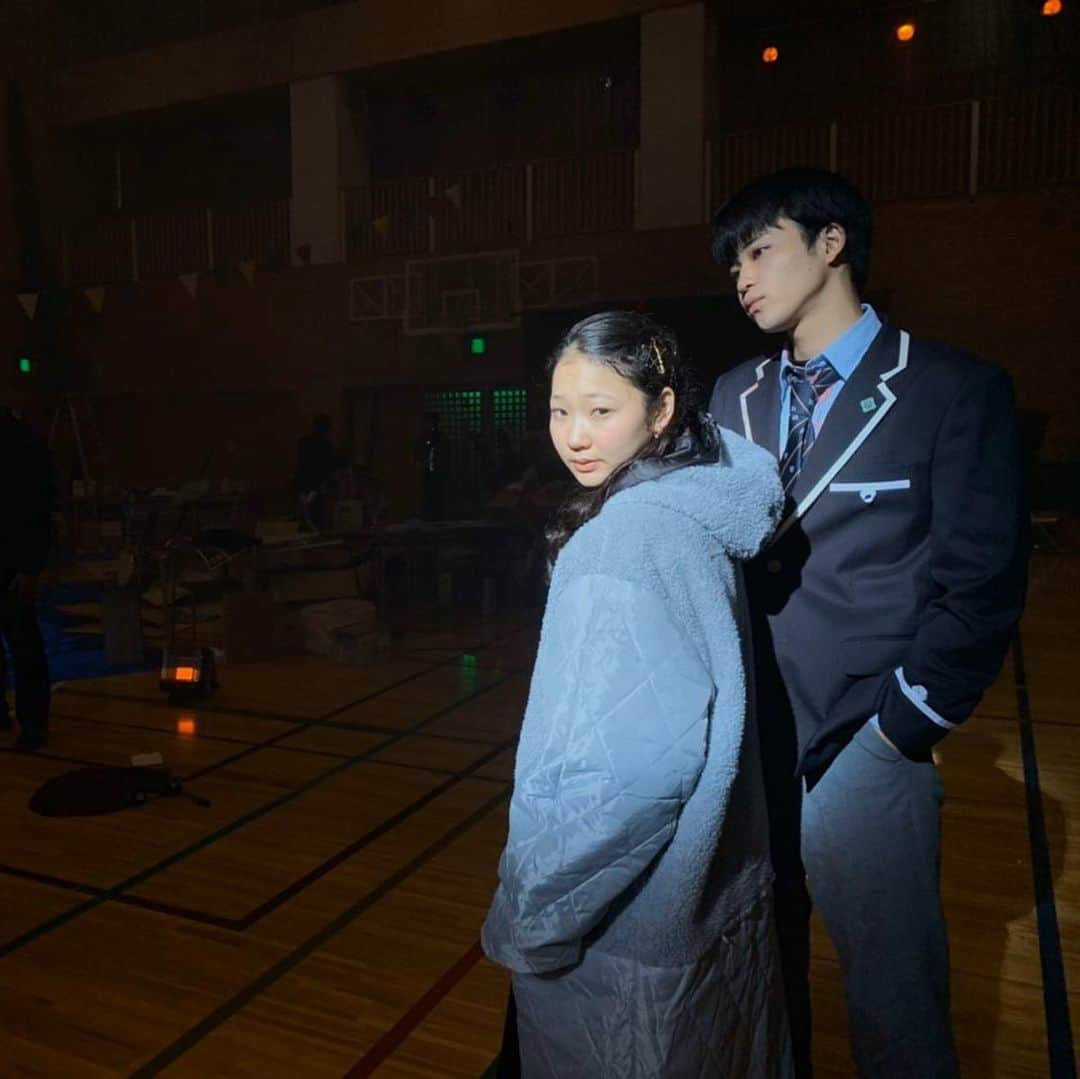 斎藤なりのインスタグラム：「…めっちゃ気配感じる。 . シグナル100のクロストークさせていただきました💮 . 実はこっこりと、撮影現場で行われていた @louis_kurihara くんの『栗原の館』について お話させていただきました💀 . クロストークのフル動画は シグナル100公式Twitterで見てね！ . 「シグナル100観たよ」って子は これからも感想どしどしお待ちしております〜🥰」