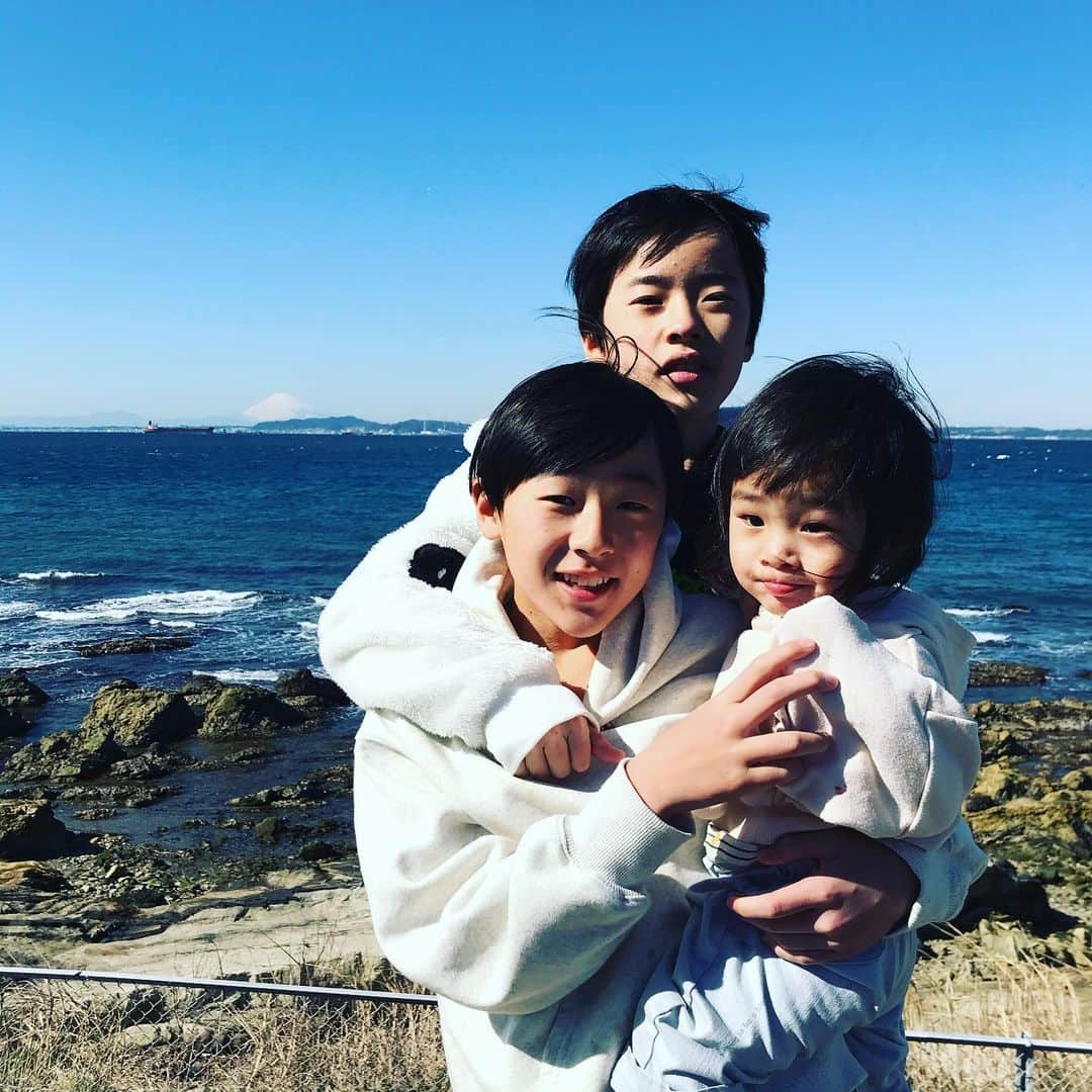 漆山璃さんのインスタグラム写真 - (漆山璃Instagram)「３人で撮りました！ 後ろに富士山初めて見た すっごい大きかった〜！」2月11日 21時57分 - rio.rio.rio13