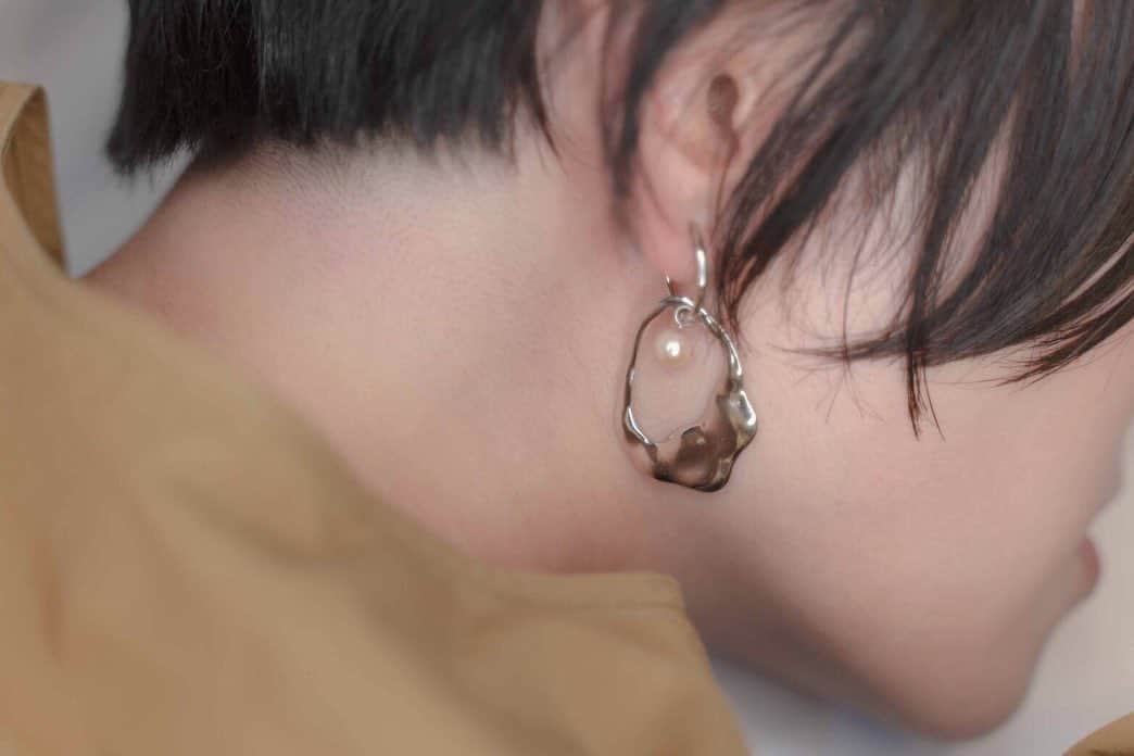 mar.ayaさんのインスタグラム写真 - (mar.ayaInstagram)「普段のわたしからは抽出し得ないおフェミさ @profil.de.laube  写真はりょうくん @ryogage  彼女のジュエリーは、女性らしいけど甘いだけじゃない、 大人の女性のニュアンス感を引き出してくれる。 ひと癖の感じがとても雰囲気ある🍃 是非、チェックしてください✔︎ https://profil-de-laube.shopinfo.jp #profildelaube」2月11日 21時58分 - mar.aya
