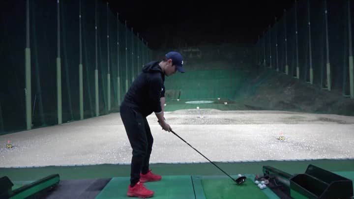 AKIのインスタグラム：「得意なのか苦手なのか最近よく分からないドライバーショット🏌️‍♂️ . 14本の中で1番難しくて、楽しくて、魅力のあるクラブがこの1本。 . #ゴルフ　#ドライバー　#ドライバーショット　#ゴルフスイング」