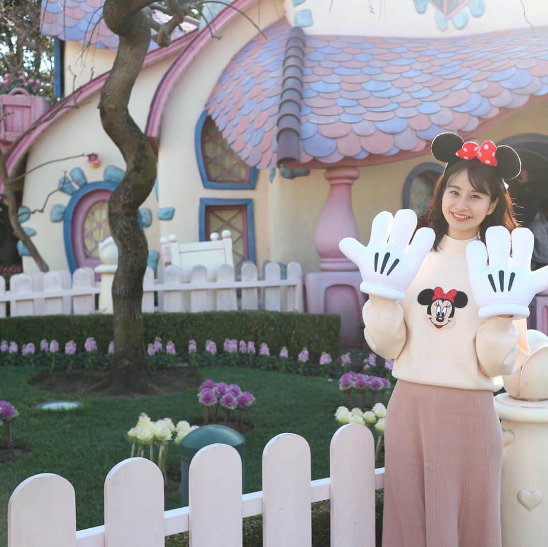 のインスタグラム：「🎀 今日は祝日で番組はお休み✨ 中学からの友達とランドへ行きました💓 . 一緒に行くのは6年ぶりで、せっかくだしお揃いのミニー服が欲しかったんですが良いのが見つからず... GUの服にミニーワッペンを付けました😂 安く済むのでディズニーコーデにおすすめです👍✨✨ スカートもGUで揃えました💓 お揃いコーデのおかげか、 アンケート調査をしていたキャストさんに「キャンパスデーパスポートでご入園ですか？」と声をかけられたのが今日のハイライト😂💓 #ありがとうございますと思わず言ってしまった #アラサーです . #ミニーコーデ #ミニーバウンド #ジーユー #GU #GUディズニー #おそろコーデ  #おそろいディズニー  #ミニーの家 #トゥーンタウン #ミニオタ #ベリーベリーミニー #ベリミニ #ミニーカチューシャ #ディズニーバウンド #ミニーちゃん #ミニーちゃんコーデ #ミニーバウンド #ミニーグッズ」