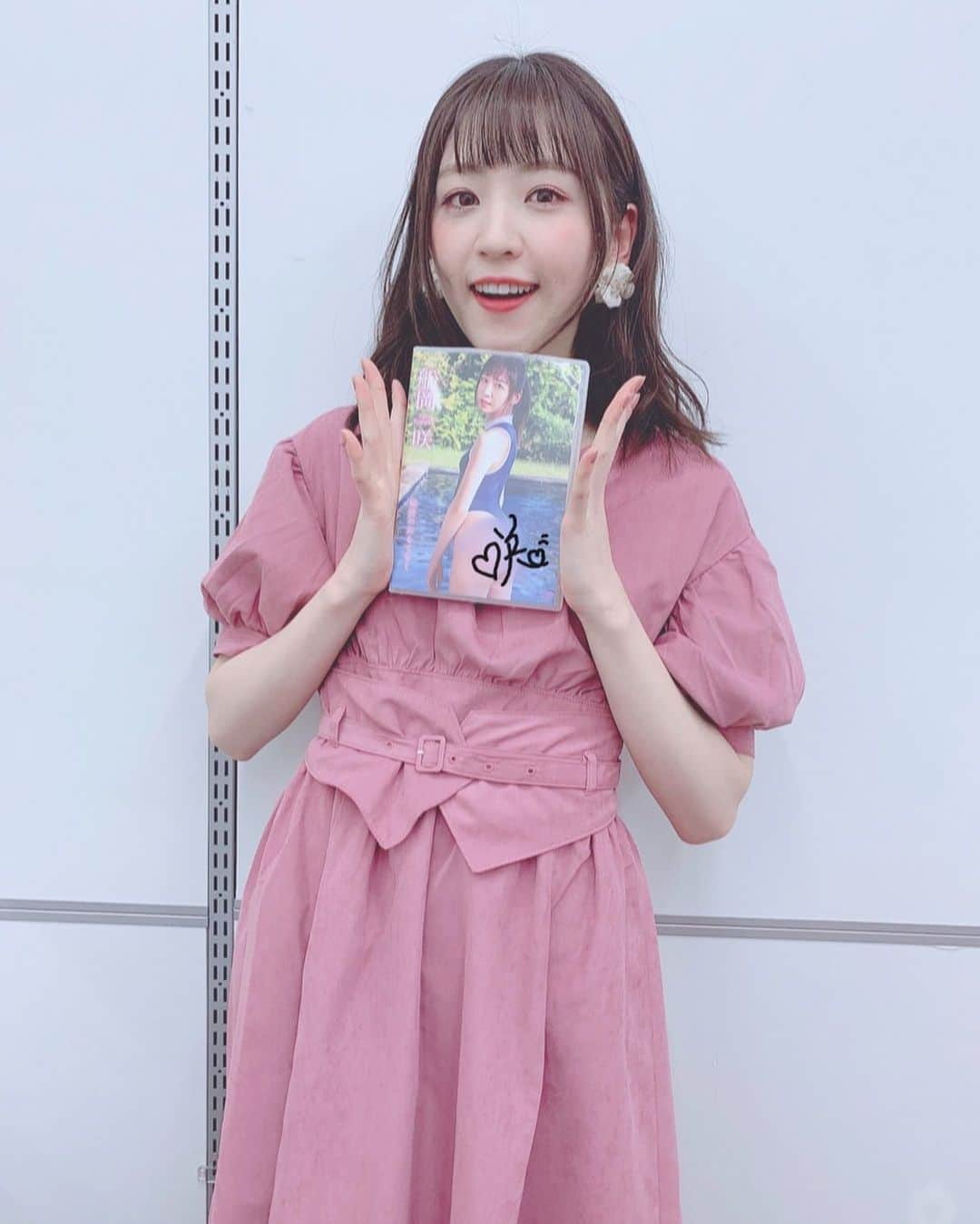 船岡咲のインスタグラム：「・﻿ ・﻿ ﻿ ○﻿ ﻿ ﻿ 17枚目イメージDVD﻿ ﻿ 「秘密のおもてなし」﻿ ﻿ 発売記念イベントでした！！﻿ ﻿ ﻿ 沢山のファンの方に来ていただき﻿ すごく楽しくて、時間押しまくり﻿ でしたが、最高に楽しかったです😊﻿ ﻿ ﻿ 久々すぎて少し緊張気味でしたが﻿ みなさまのおかげで幸せな空間で﻿ はっぴーでしたね🌷﻿ ﻿ ﻿ ありがとう〜！！﻿ ﻿ ﻿ #グラビア #グラドル #DVD﻿ #発売記念イベント #衣装 #ピンク﻿ #ヘアメイク #thankyou #ありがとう﻿ #MC #みんな大好き #飯森さん」