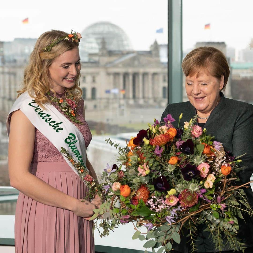 アンゲラ・メルケルさんのインスタグラム写真 - (アンゲラ・メルケルInstagram)「Besuch von der Blumenfee: Bundeskanzlerin Merkel bekommt von der Deutschen Blumenfee 2019/2020 einen Blumengruß überreicht. Der Termin mit dem Zentralverband des Deutschen Gartenbaus hat Tradition im Kanzleramt. --- A visit by the flower fairy: Chancellor Merkel receives flowers from the German flower fairy 2019/2020. The meeting with the Central Association of German Horticulture has a long tradition in the Federal Chancellery. . . . #Bundeskanzlerin #Blumen #Bundeskanzleramt #Blumenfee #Termin #politik #politics」2月11日 22時02分 - bundeskanzlerin