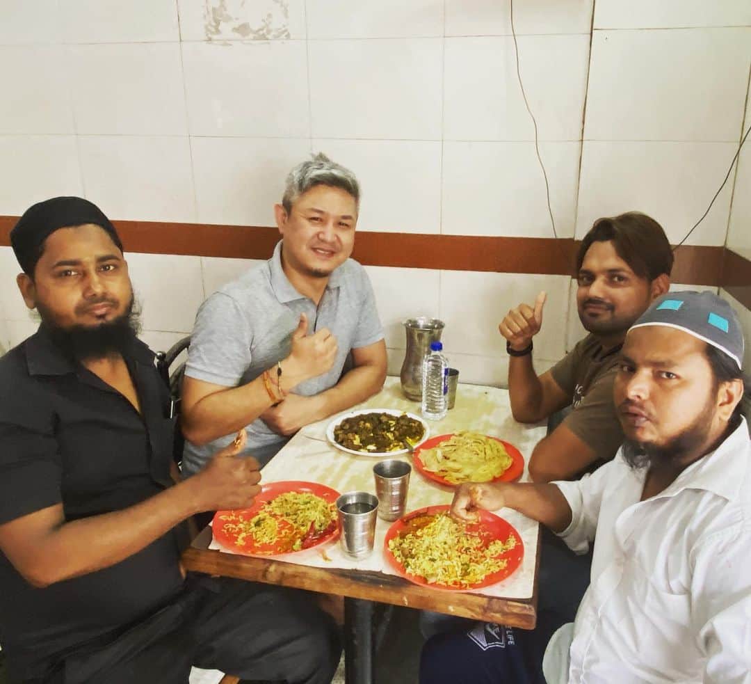 今日ヤバイ奴に会ったのインスタグラム：「カーンさん達とランチ カーンさんインスタやってたとは！ @khan.sahab30」